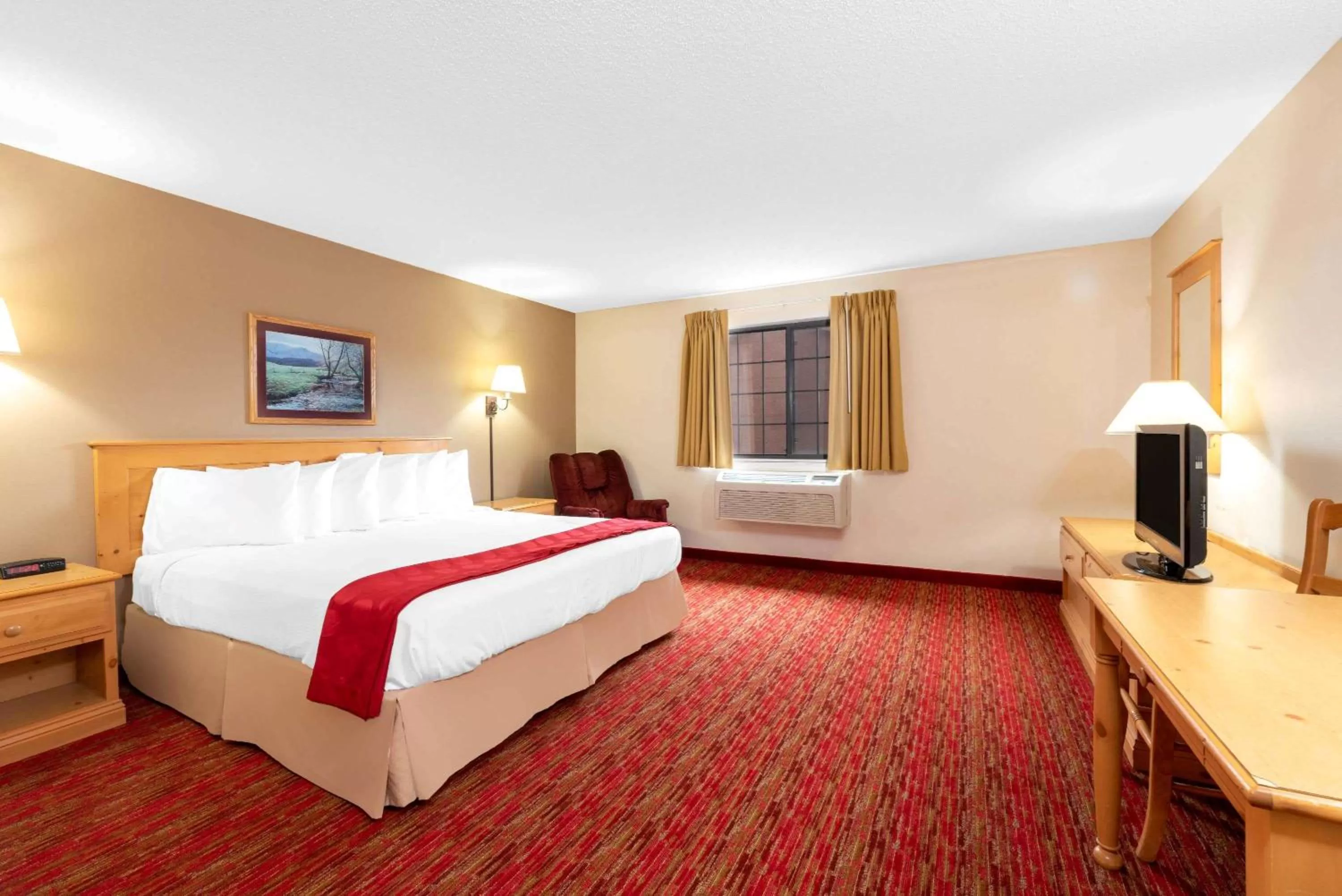 Photo of the whole room, Bed in Summerset Hotel and Suites Rapid City West