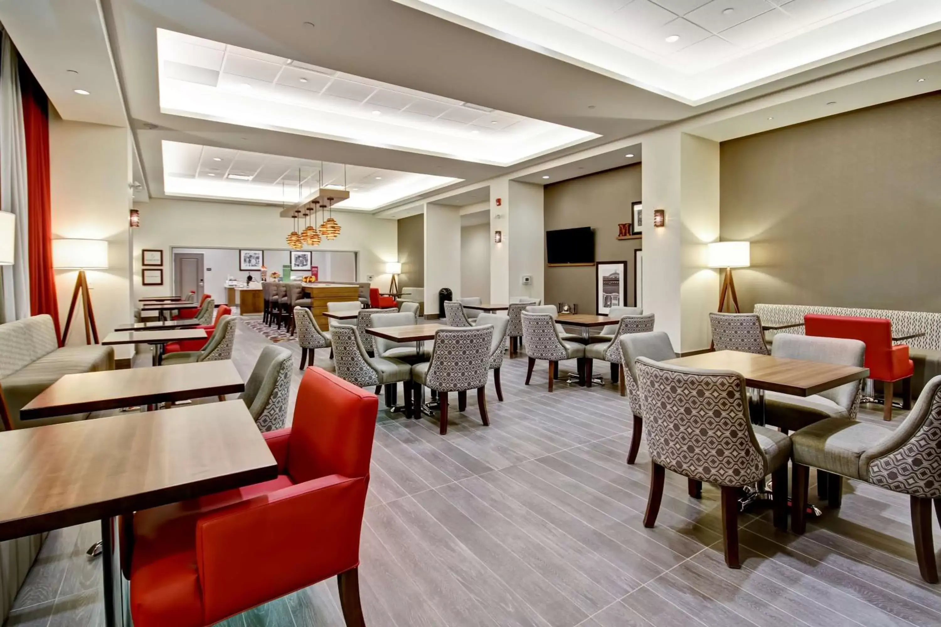 Dining area, Restaurant/Places to Eat in Hampton Inn & Suites - Medicine Hat