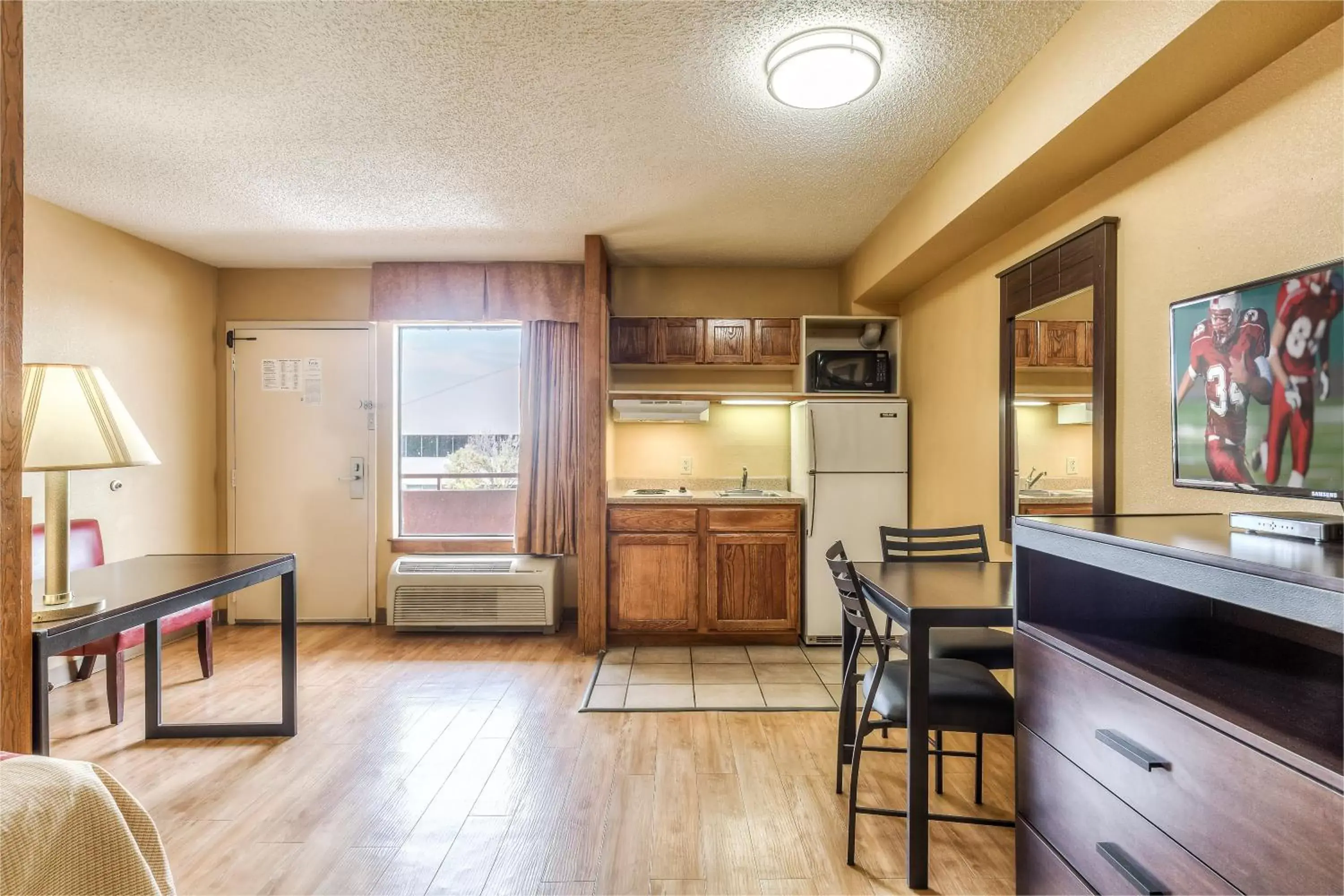 Photo of the whole room, Kitchen/Kitchenette in Red Roof Inn Amarillo West