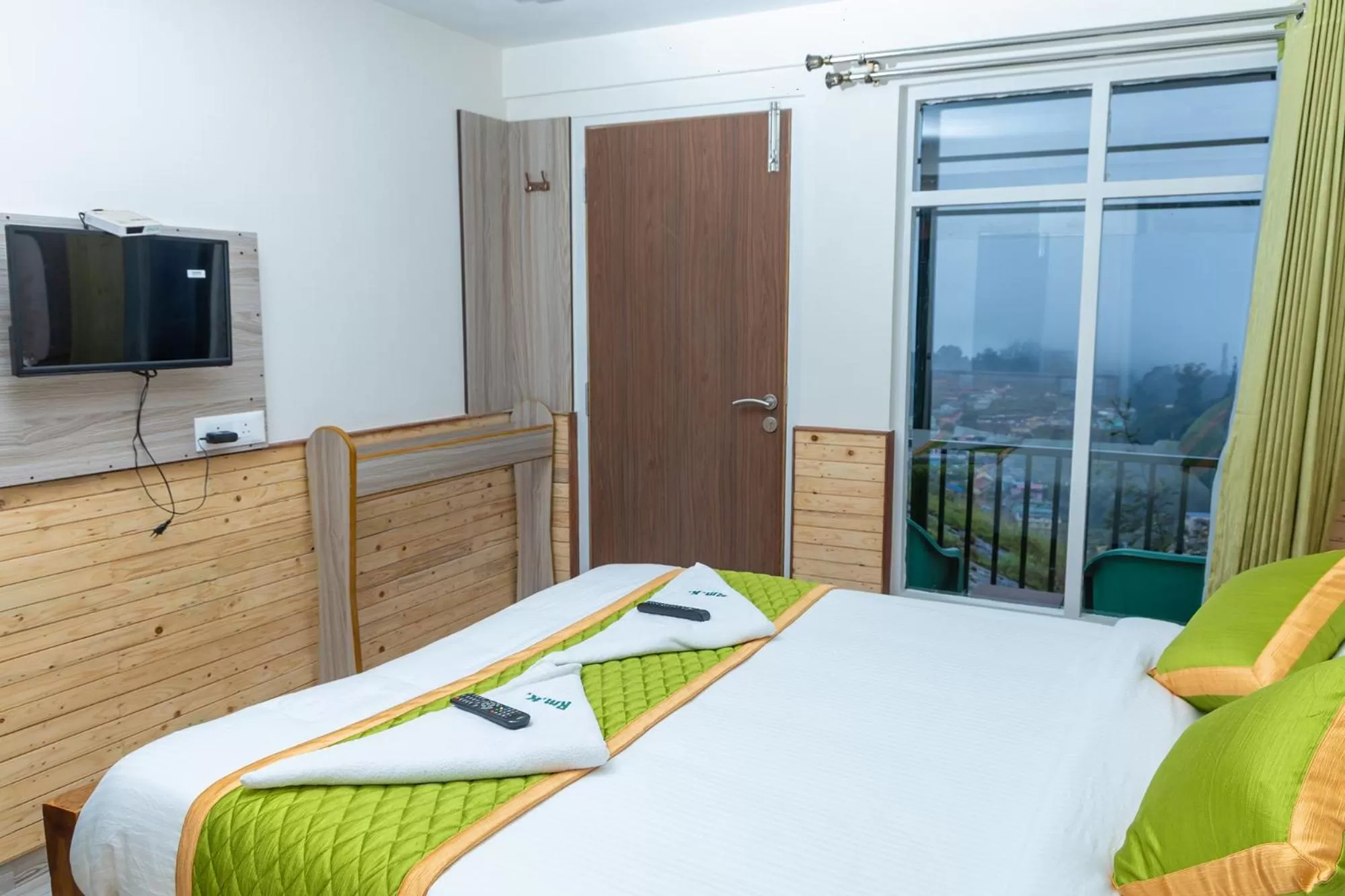 Communal lounge/ TV room, Bed in FabExpress RMK Nest - Nr Chettiar Park