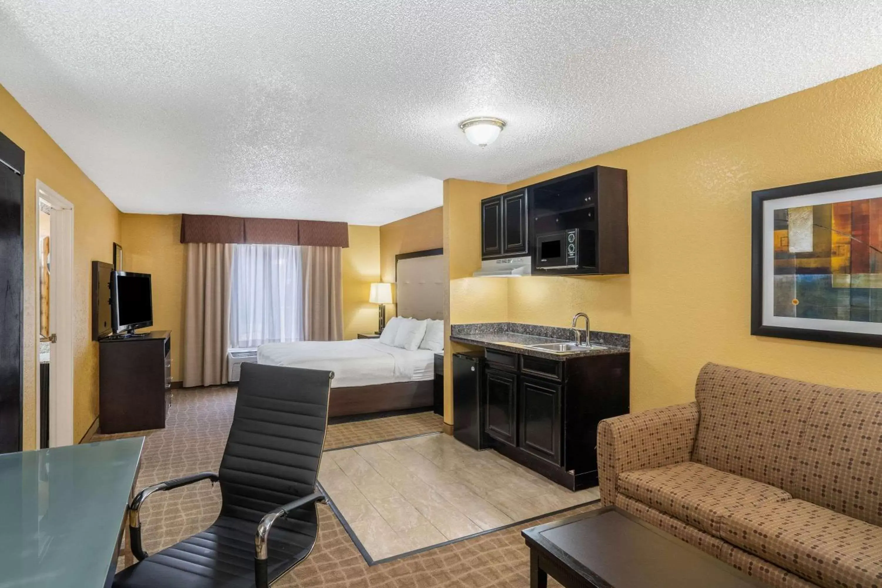 Photo of the whole room in La Quinta Inn & Suites by Wyndham Hot Springs
