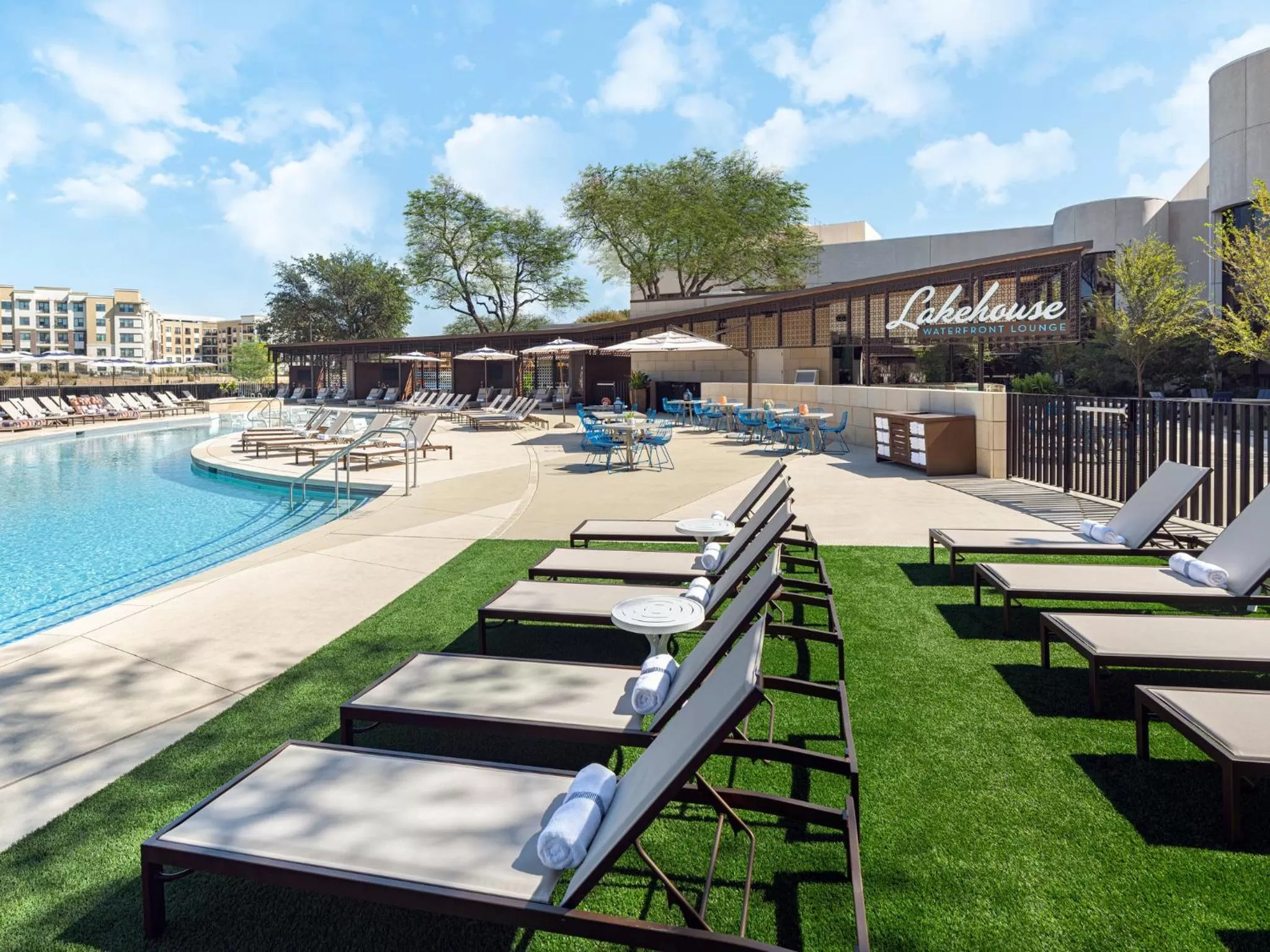 Swimming pool in Omni Las Colinas Hotel