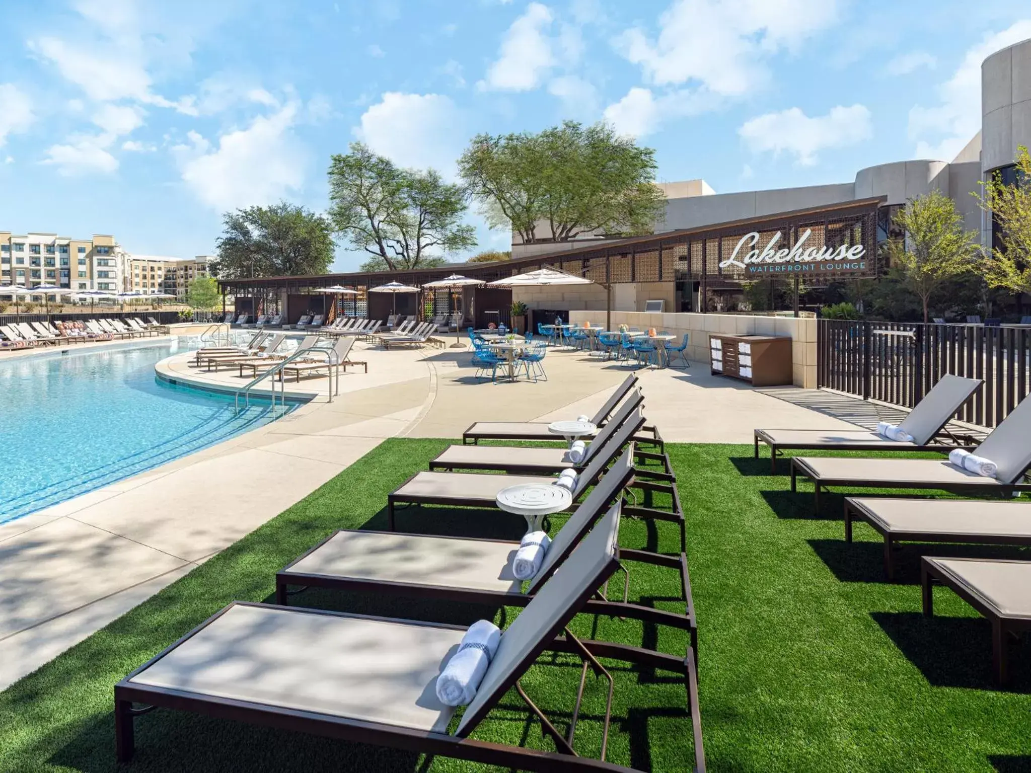 Swimming pool in Omni Las Colinas Hotel Swimming pool in Omni Las Colinas Hotel