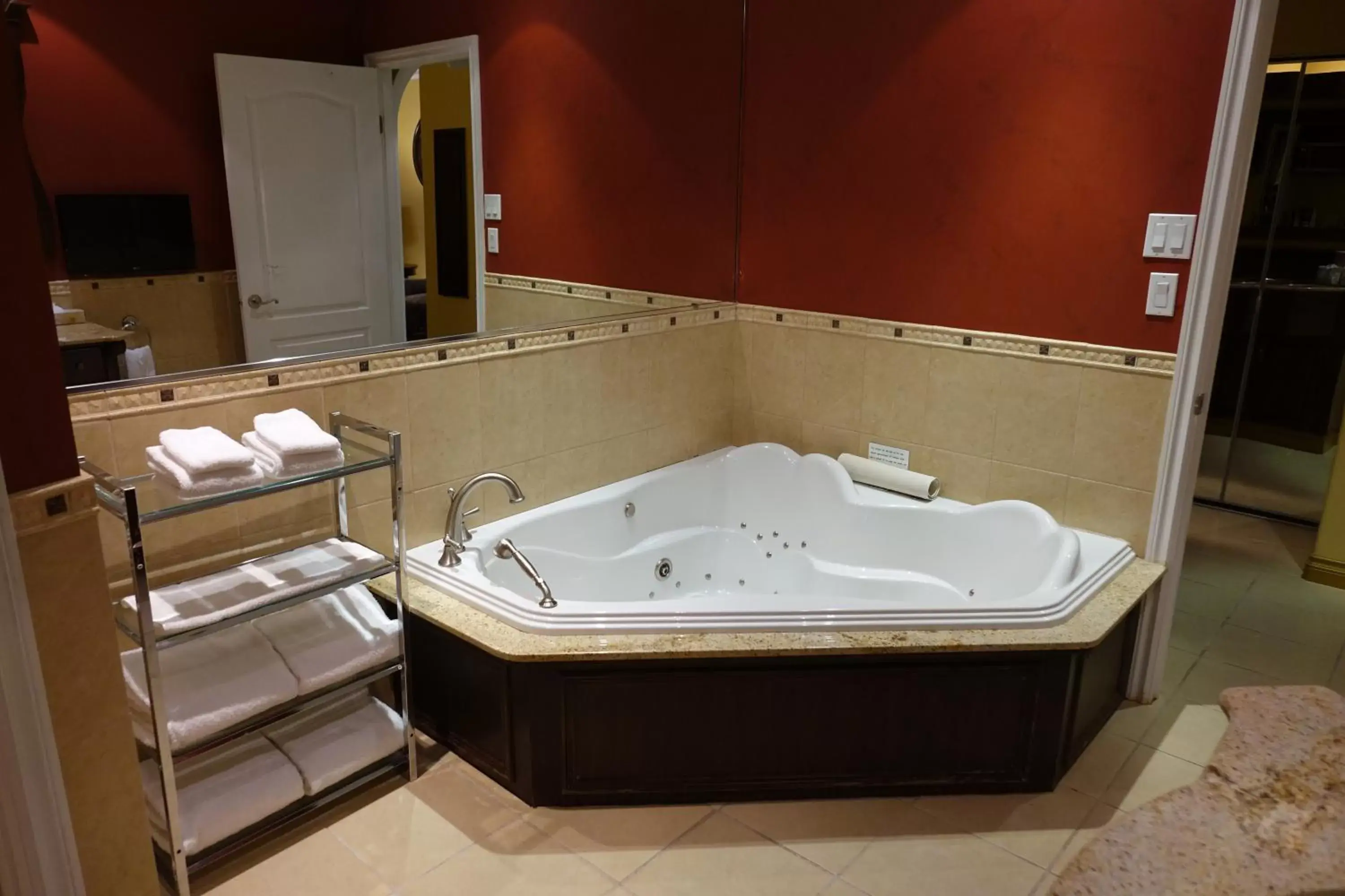 Hot Tub in Chateau Louis Hotel & Conference Centre