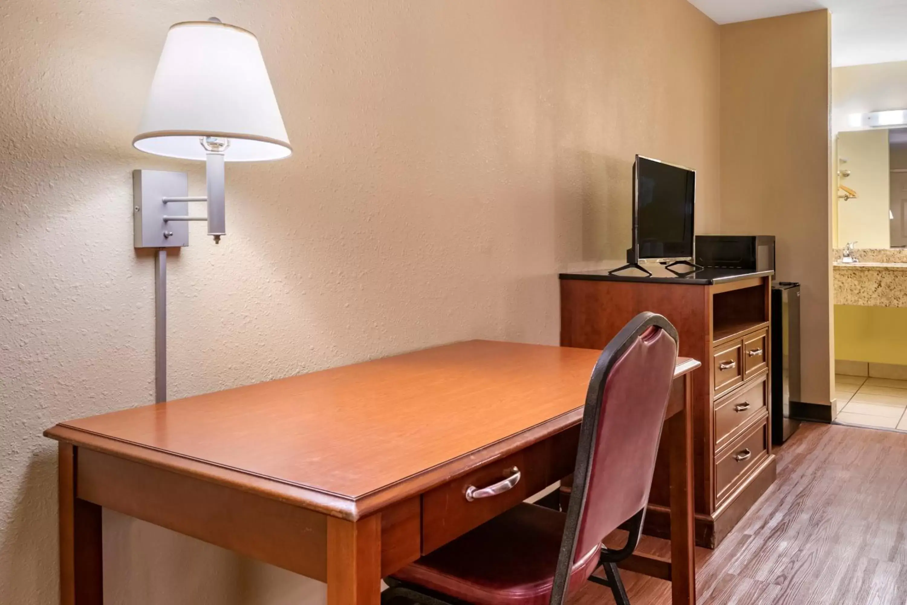 TV and multimedia, TV/Entertainment Center in Econo Lodge Inn & Suites Maingate Central
