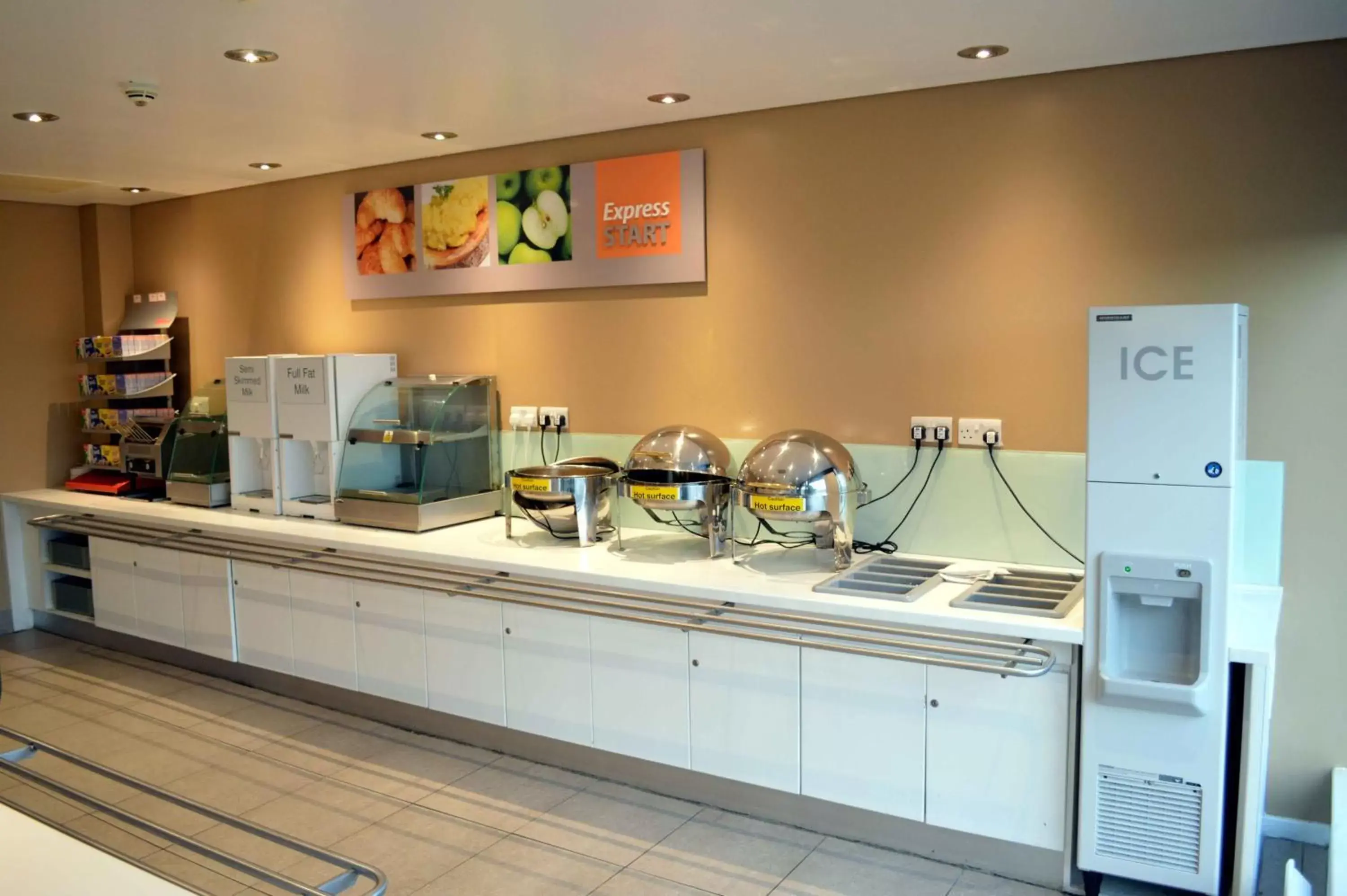 Breakfast, Kitchen/Kitchenette in Holiday Inn Express Dundee, an IHG Hotel