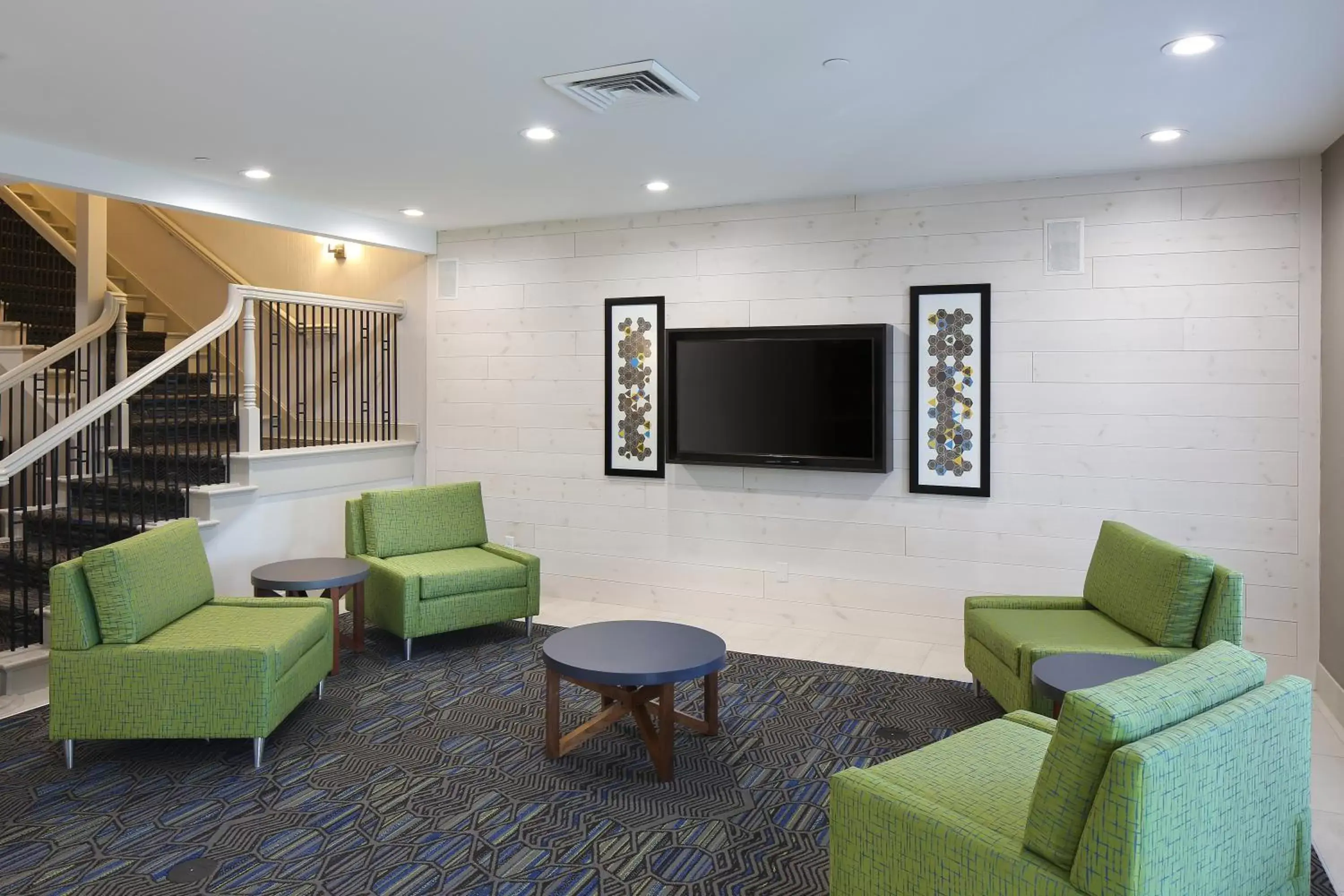 Lobby or reception, Seating Area in Holiday Inn Express Grand Rapids Southwest, an IHG Hotel