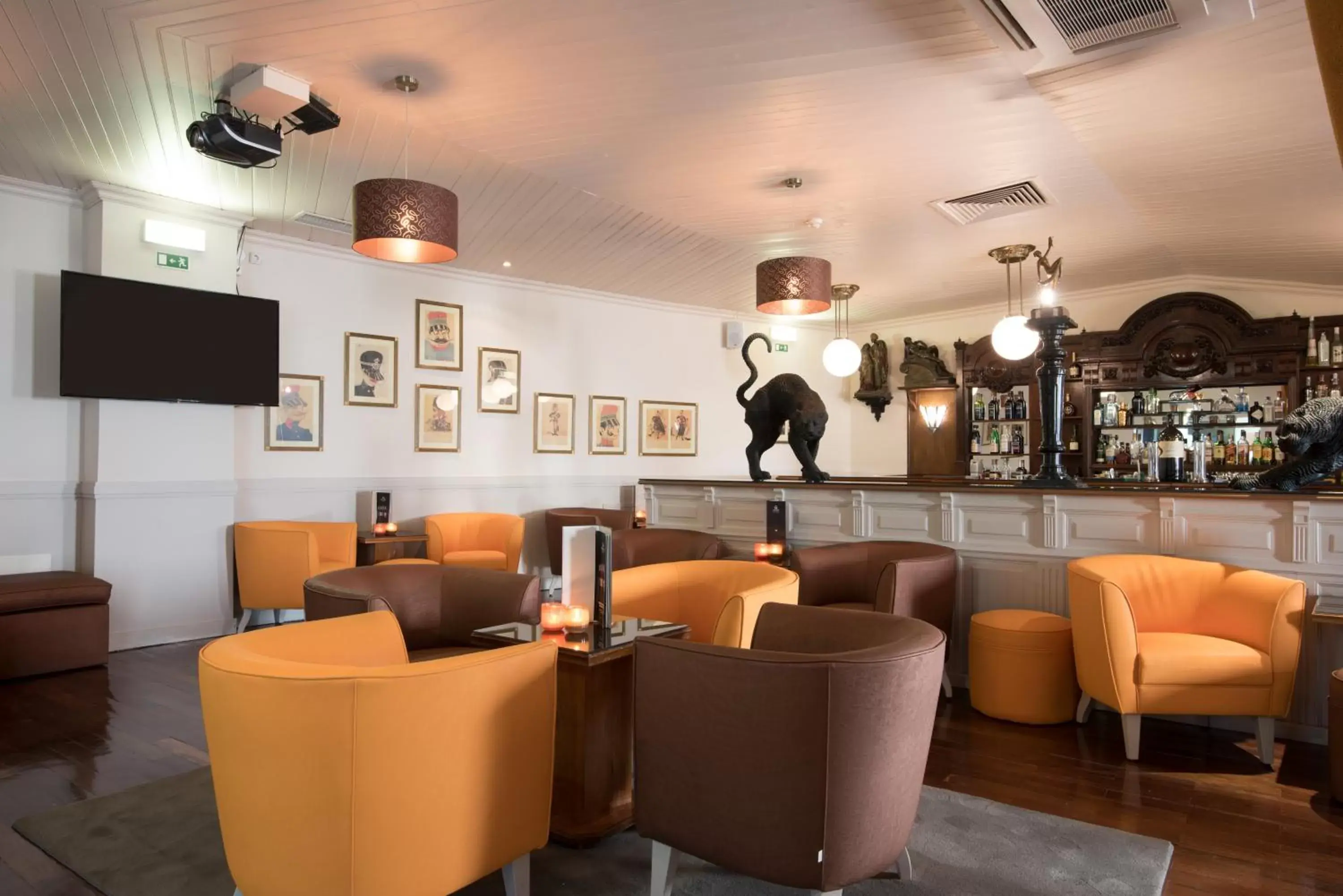 Lounge or bar in Vila Galé Estoril Lounge or bar in Vila Galé Estoril