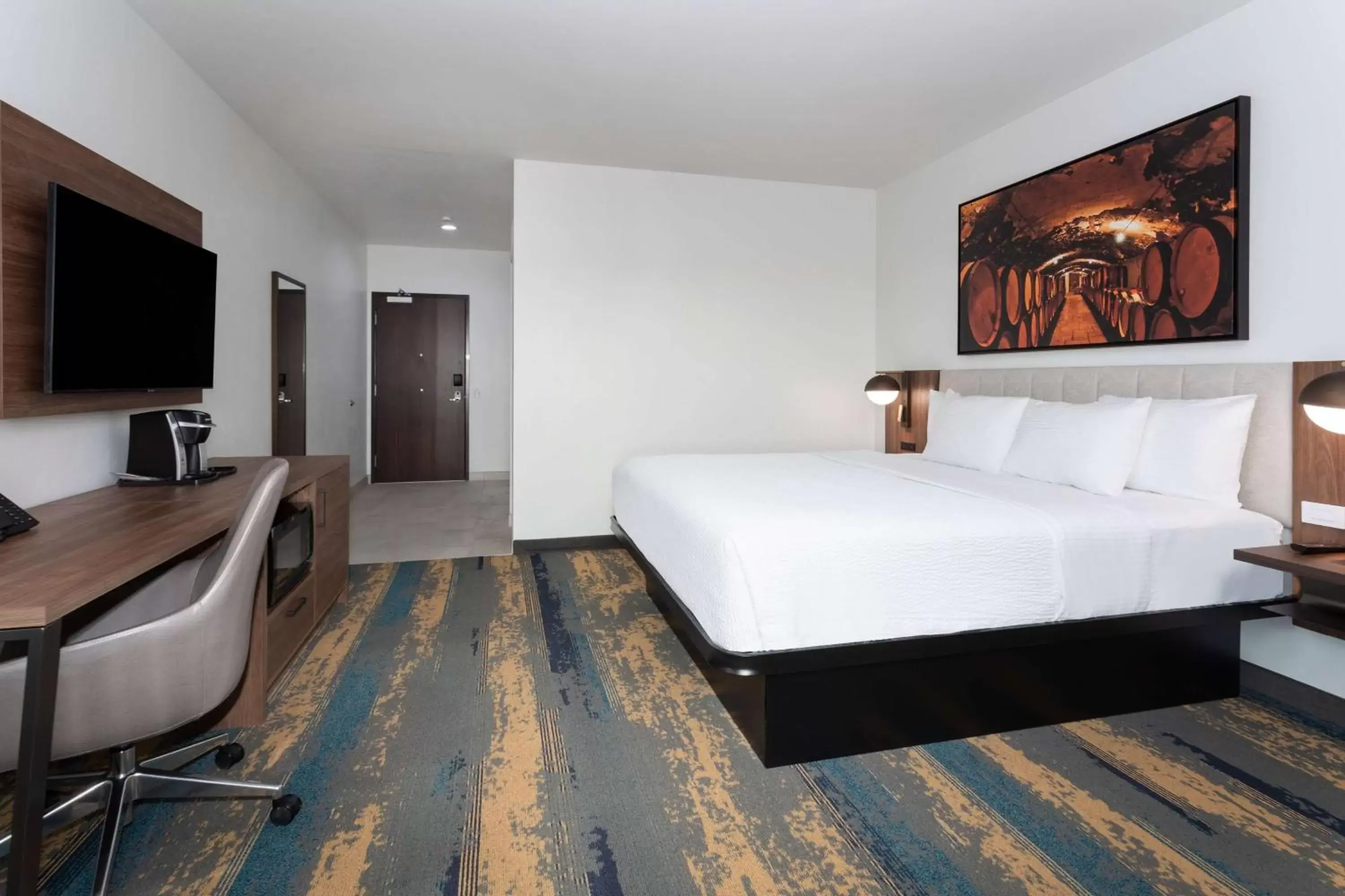 Photo of the whole room, Bed in La Quinta Inn & Suites by Wyndham Galt Lodi North