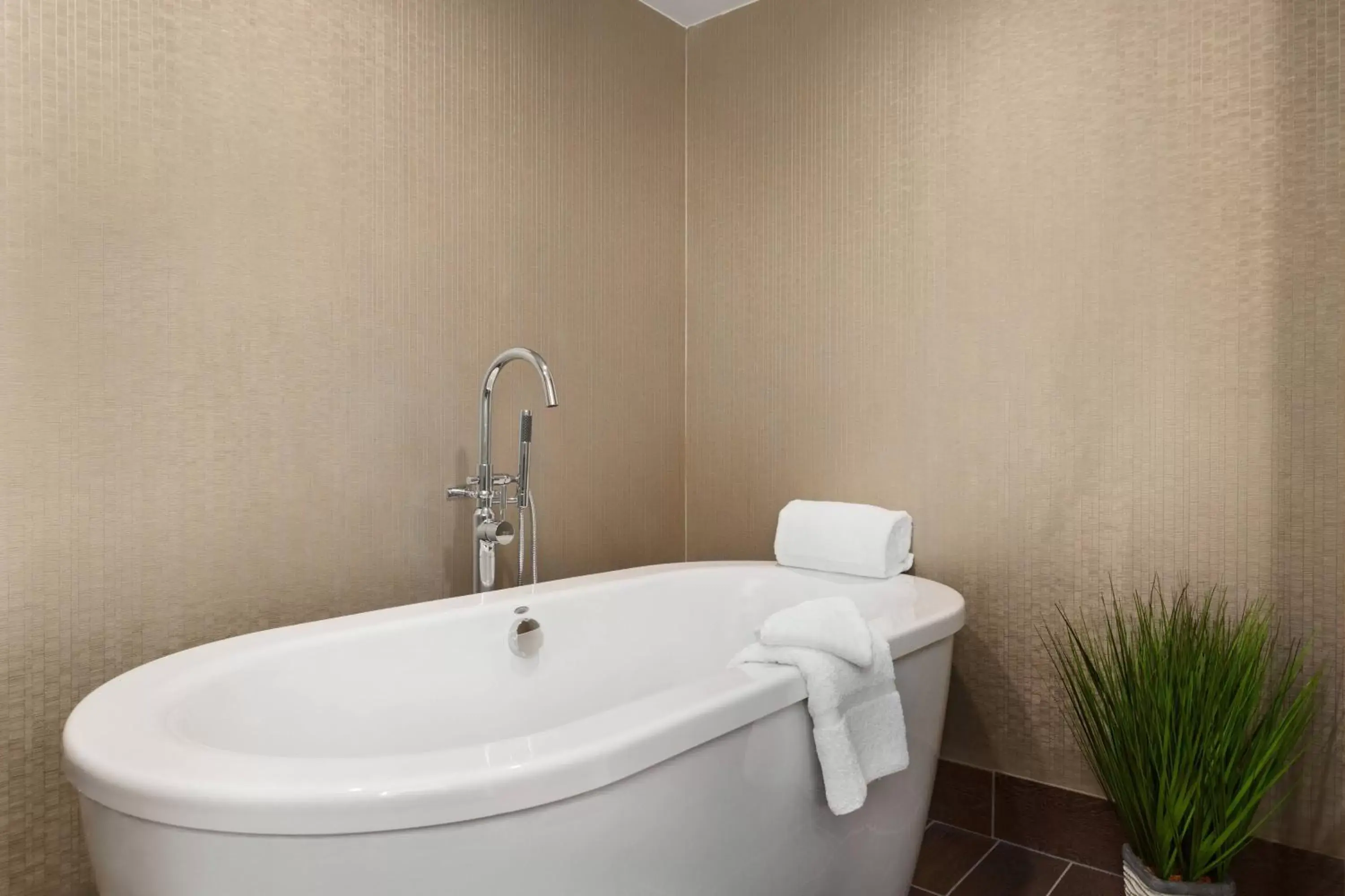 Bedroom, Bathroom in Delta Hotels by Marriott Detroit Metro Airport