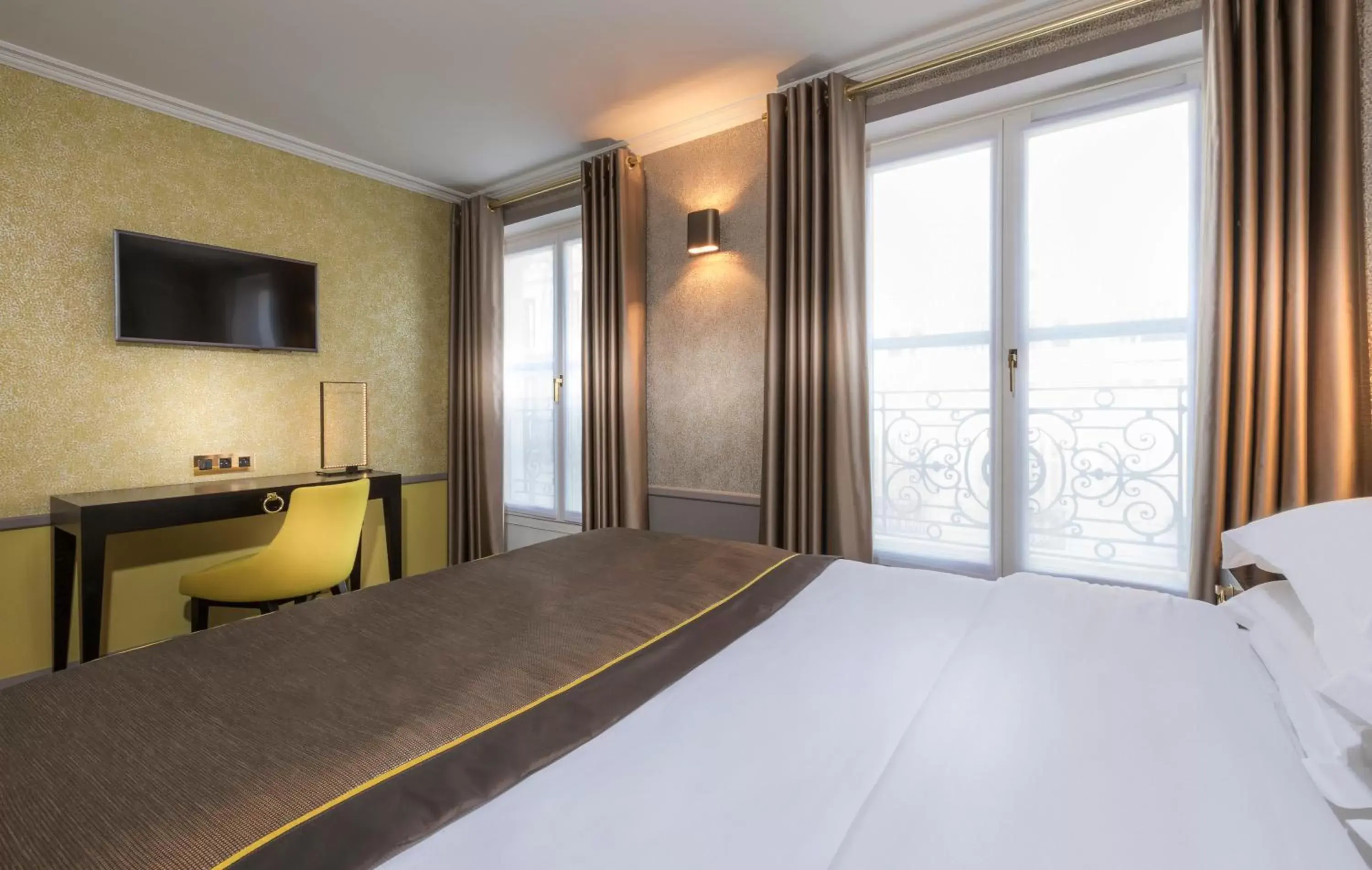 Bed in Vendôme Opera Hotel