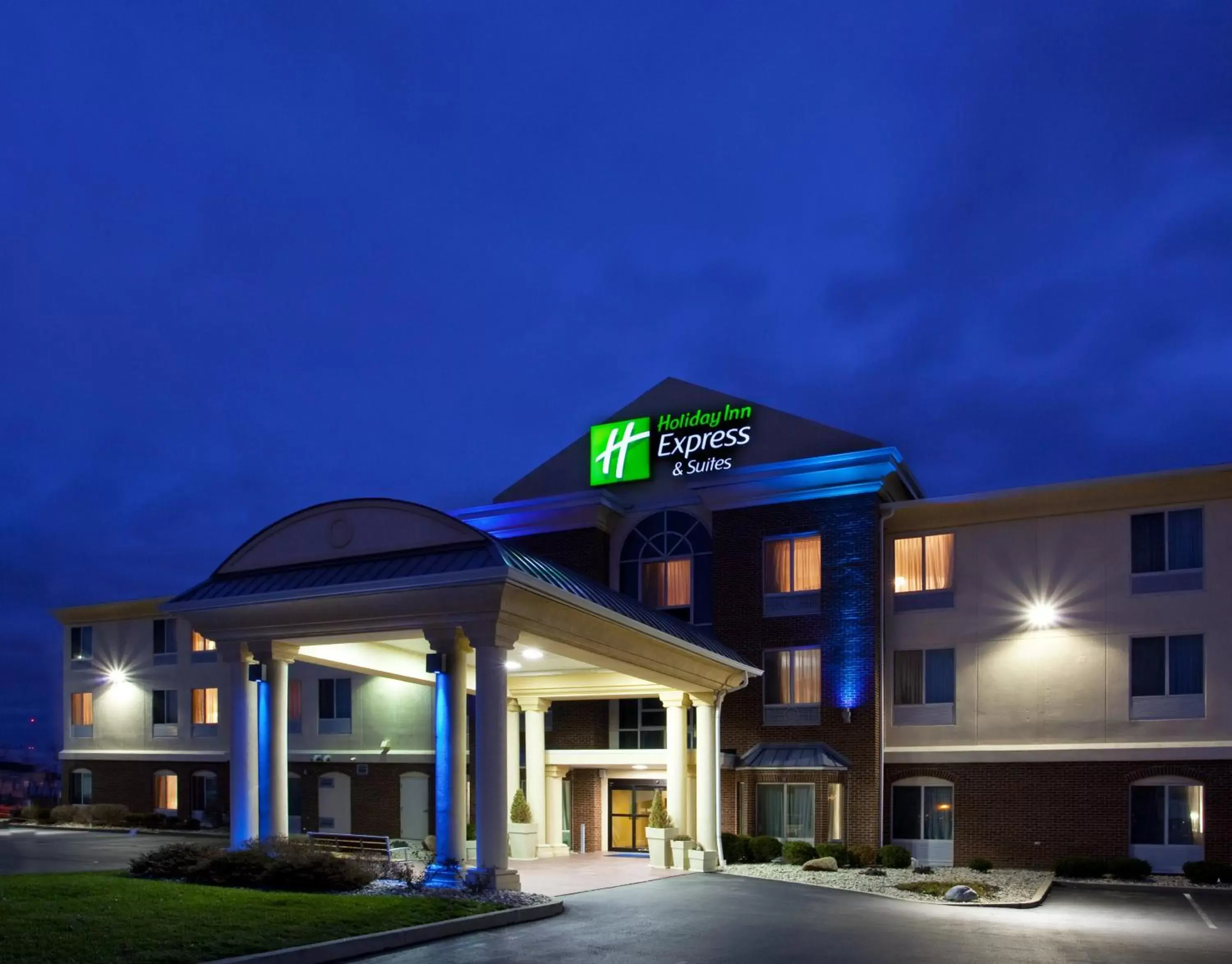 Property Building in Holiday Inn Express Hotel & Suites Cincinnati-Blue Ash, an IHG Hotel