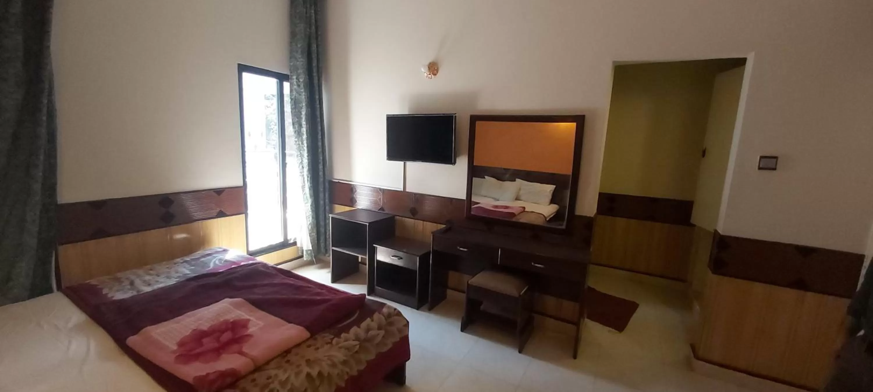 Bedroom, Bed in Mount Heaven Hotel Murree