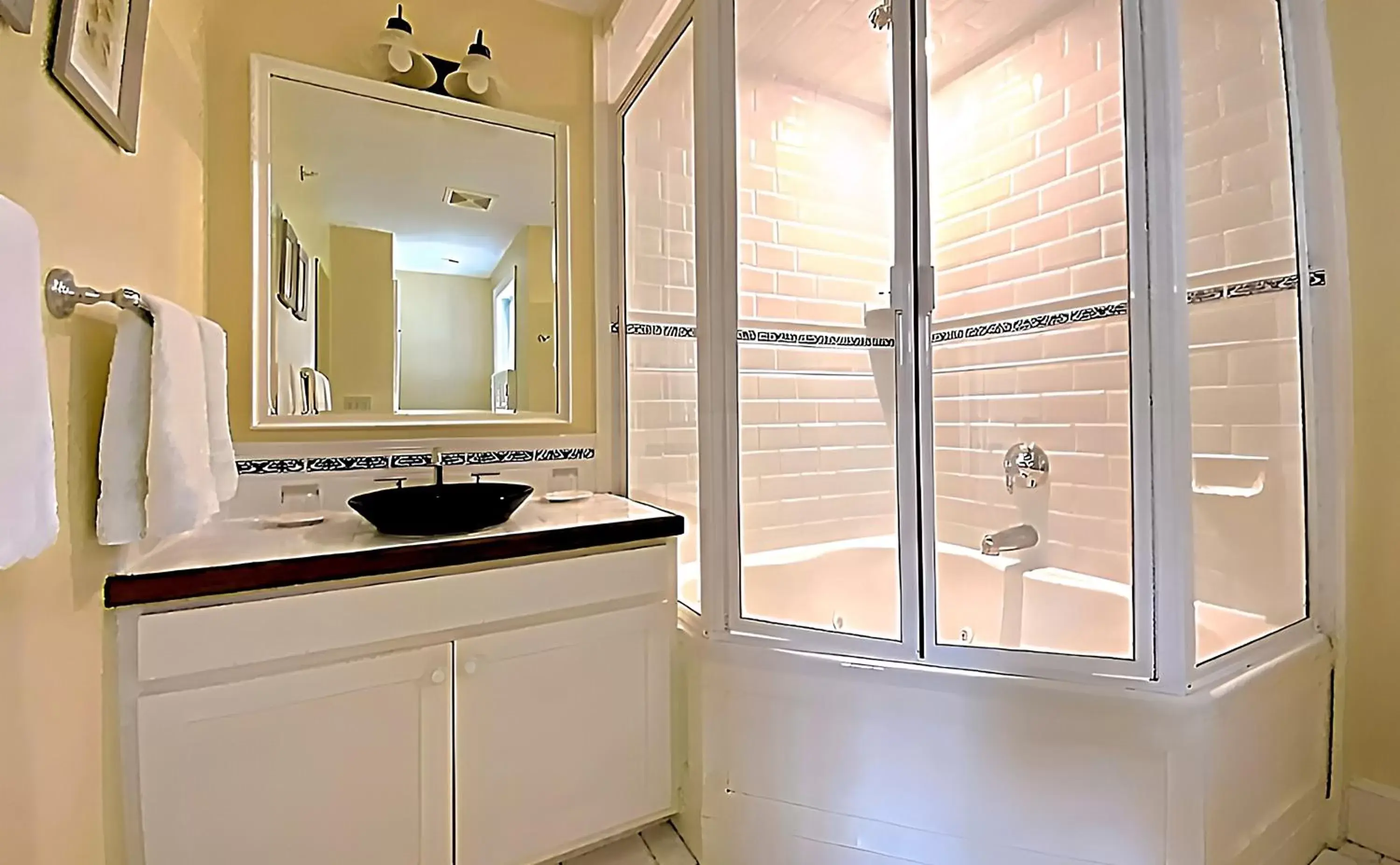 Shower, Bathroom in Four Columns Inn