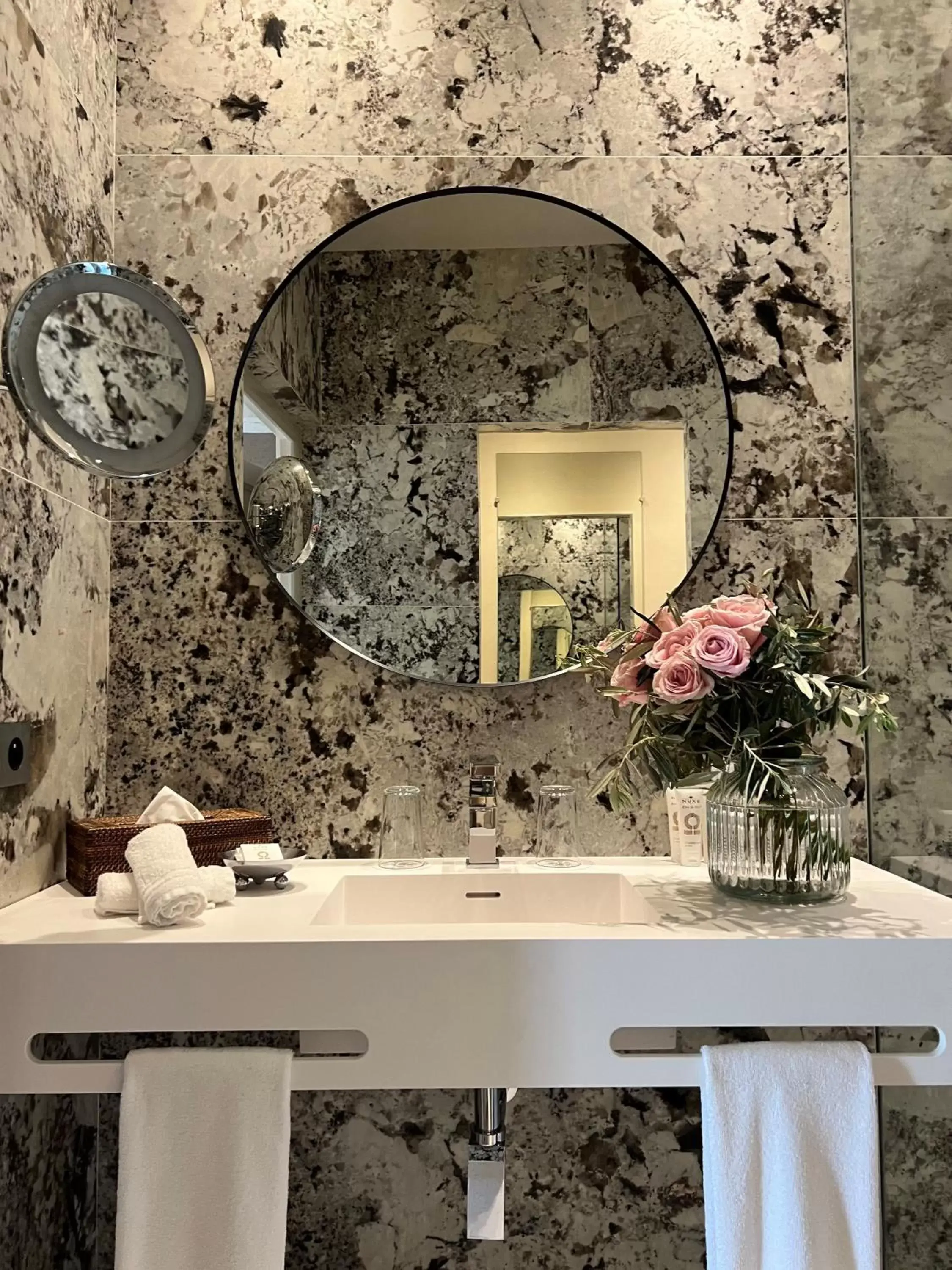 Bathroom in Hotel Château Des Alpilles