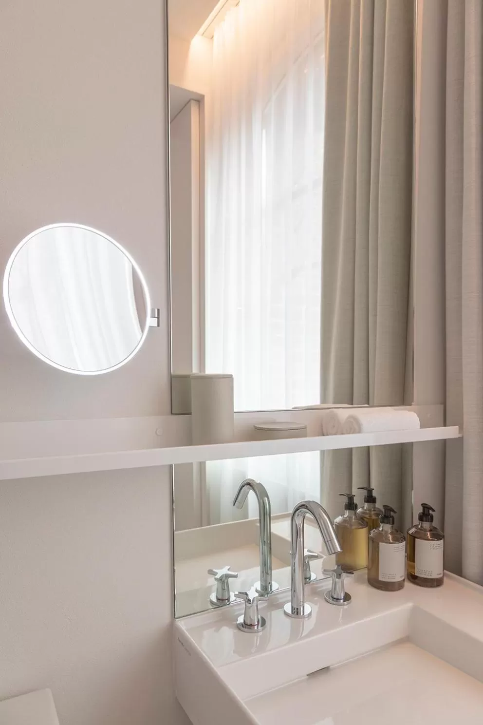 Toilet in Wilmina Hotel