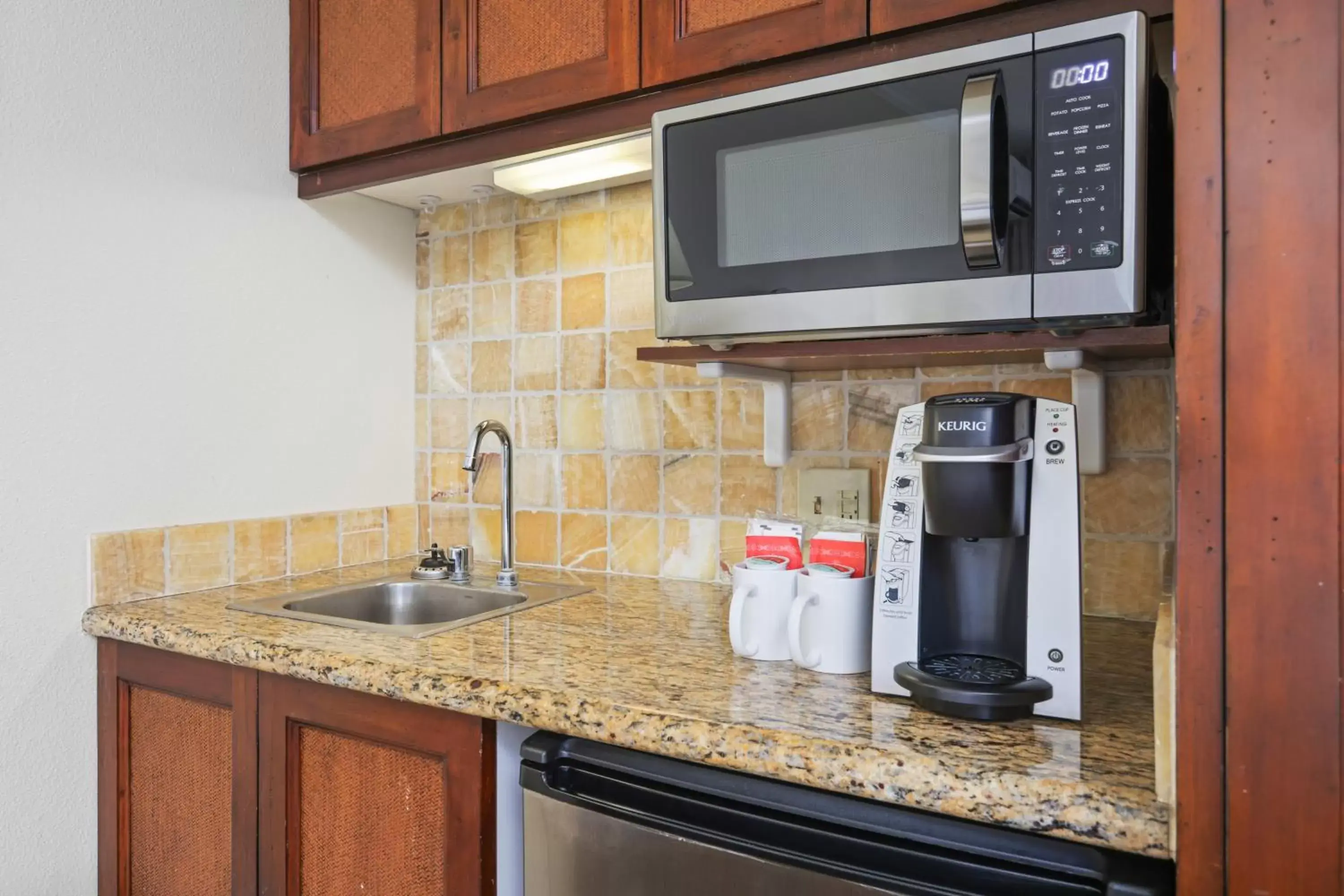 minibar, Kitchen/Kitchenette in Aston Islander On The Beach