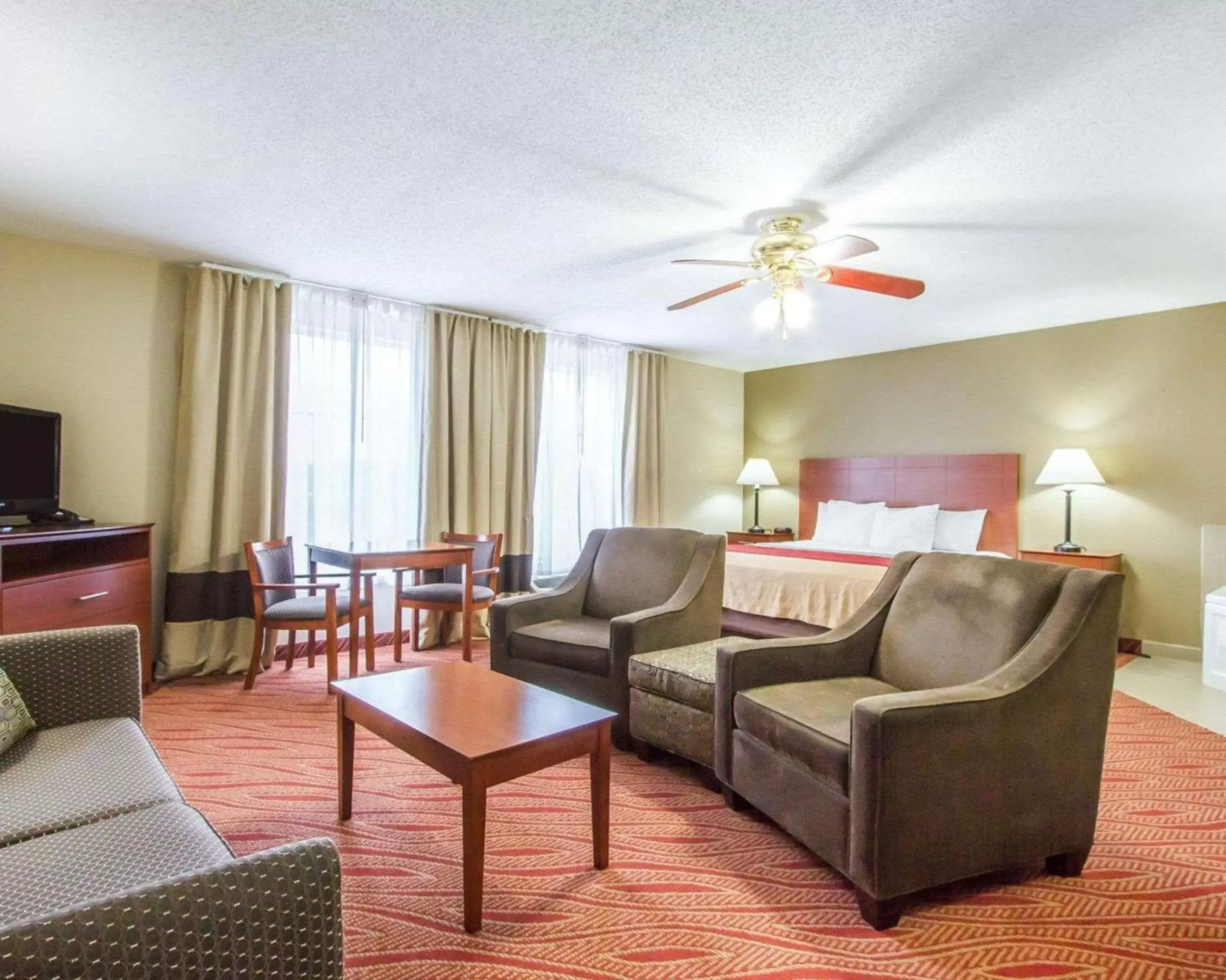 Photo of the whole room, Seating Area in Comfort Inn Poplar Bluff North