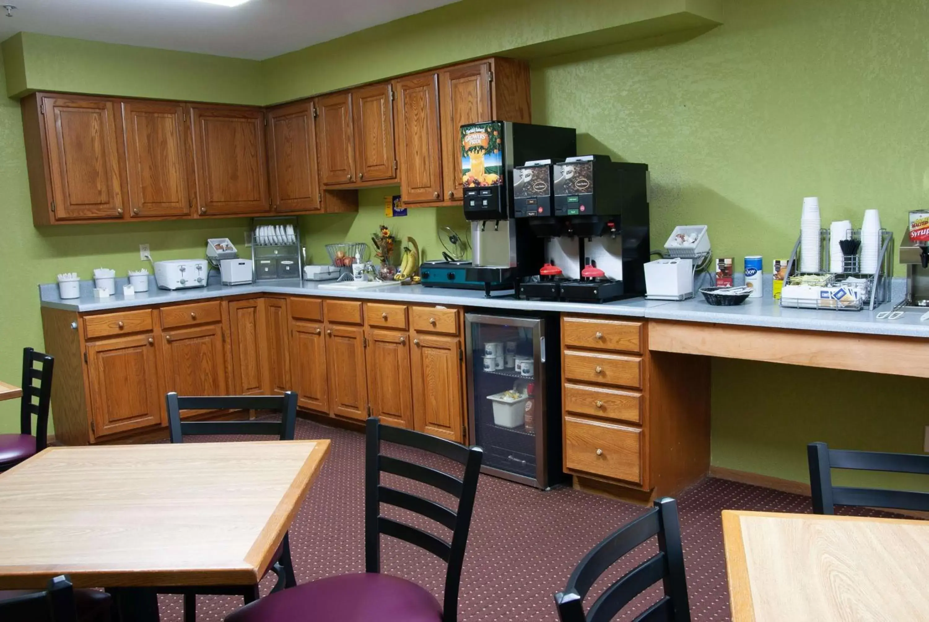 Restaurant/places to eat, Kitchen/Kitchenette in Super 8 by Wyndham Arkansas City KS