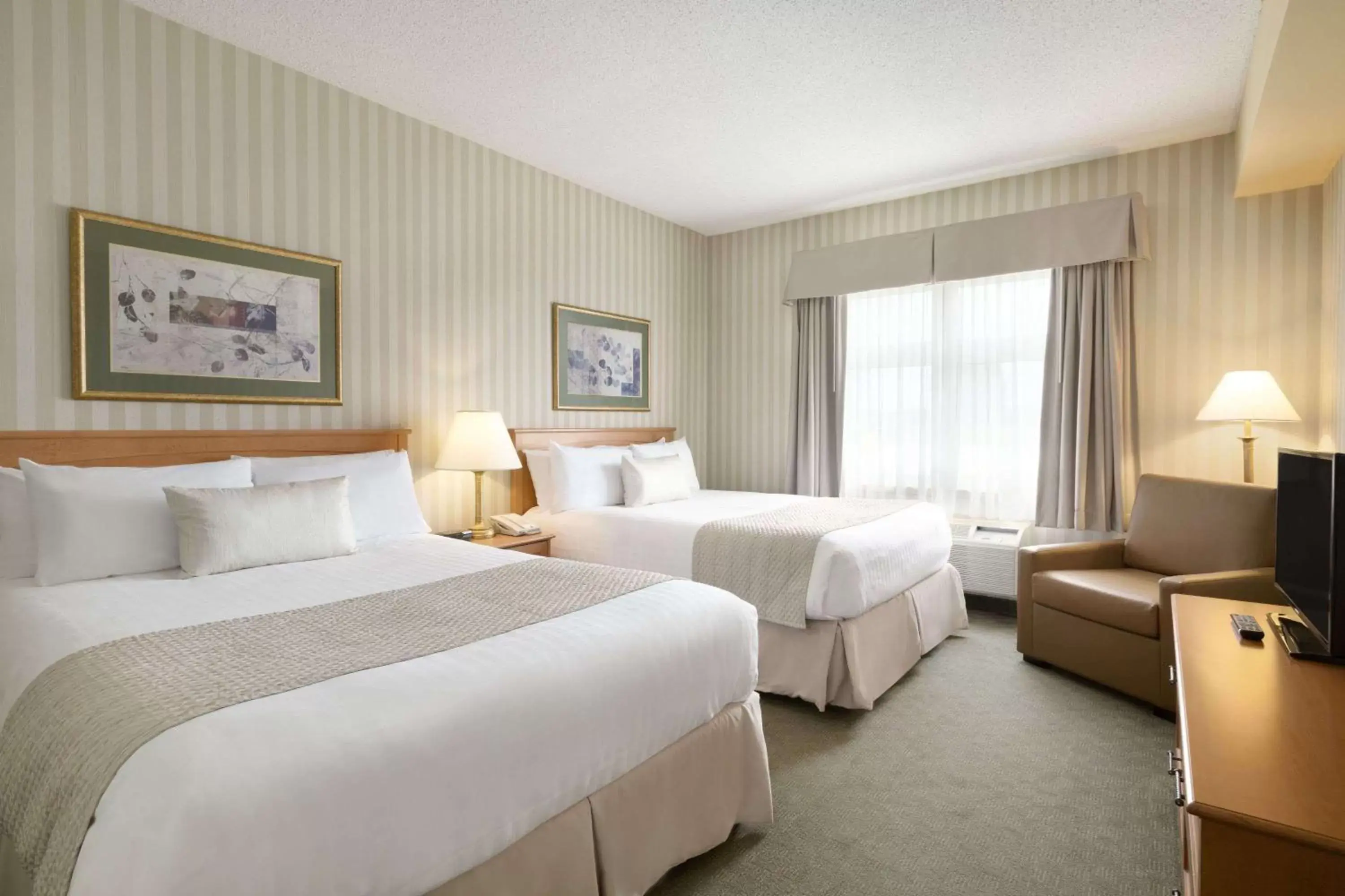 Photo of the whole room, Bed in Days Inn by Wyndham Orillia