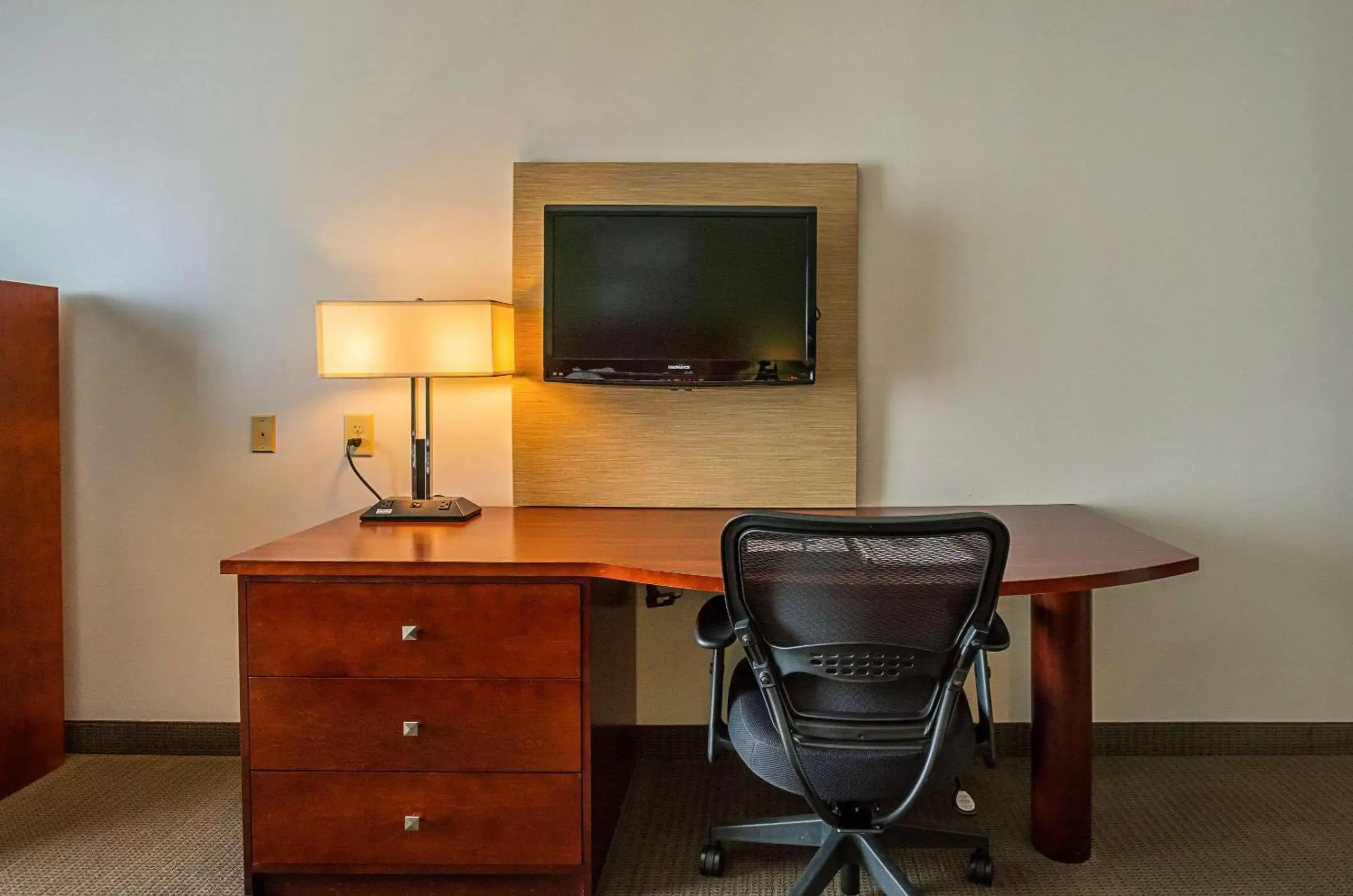 Photo of the whole room, TV/Entertainment Center in Sleep Inn & Suites Manchester