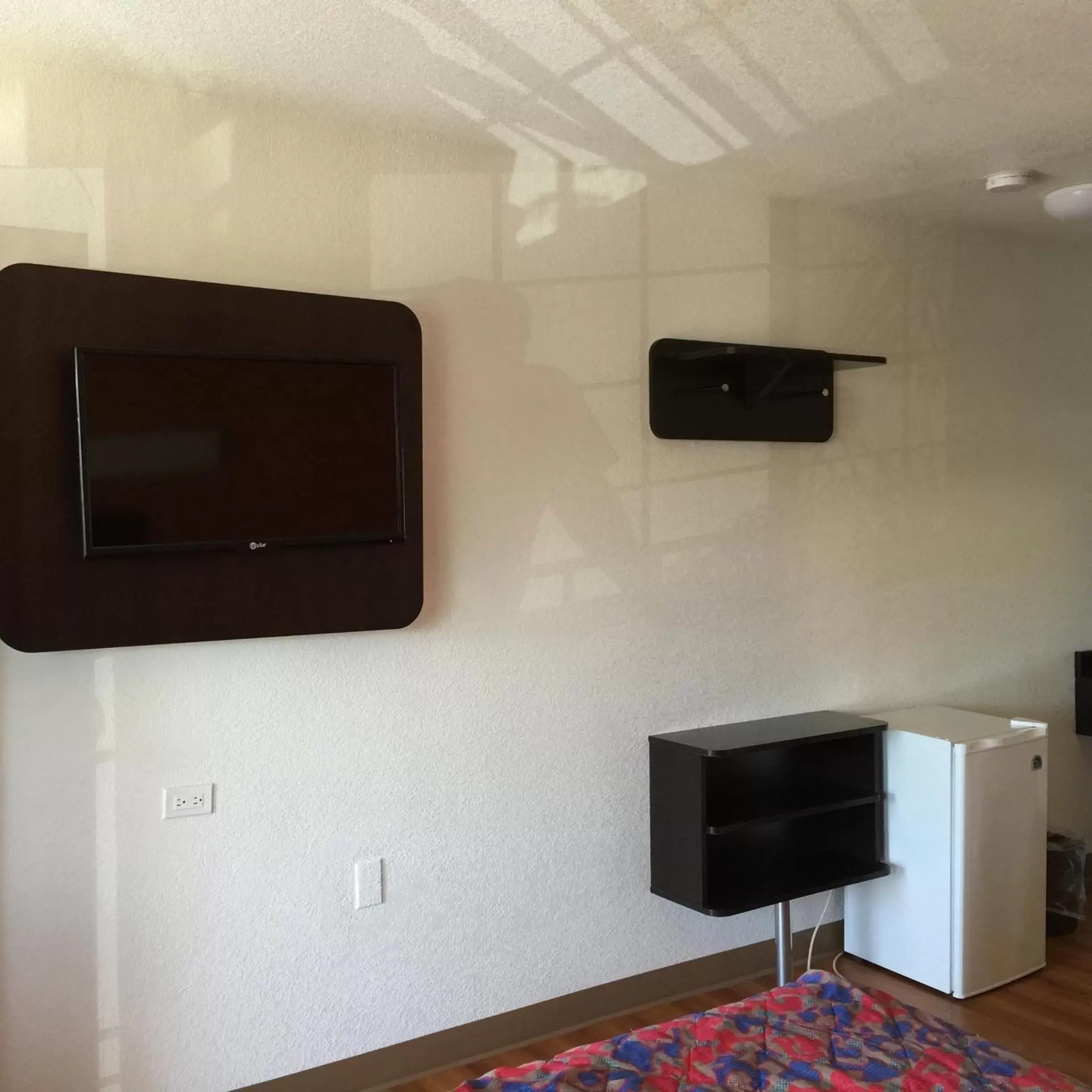 Photo of the whole room, TV/Entertainment Center in Motel 6 Bakersfield, CA - Central