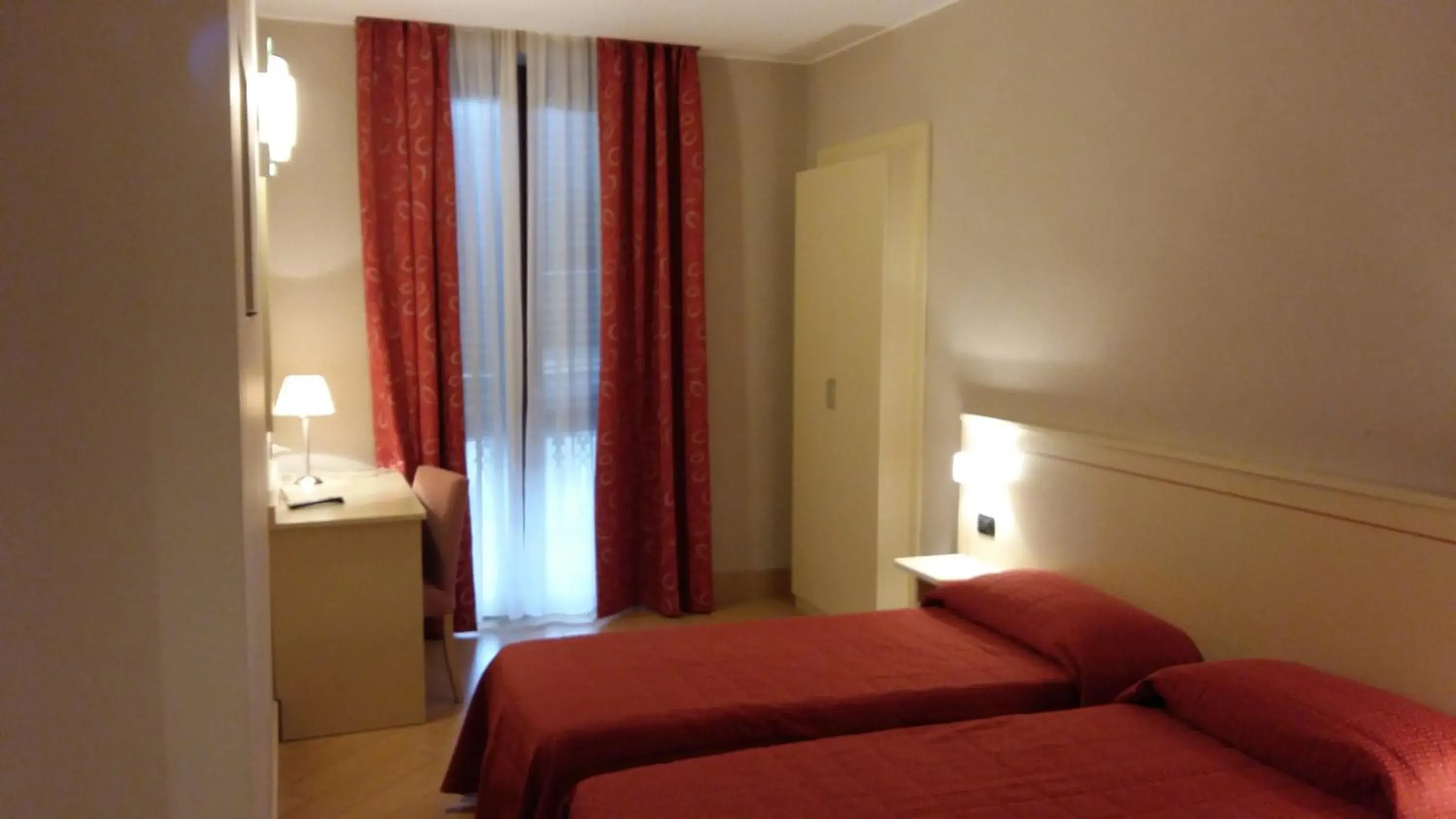 Photo of the whole room, Bed in Hotel Cavour