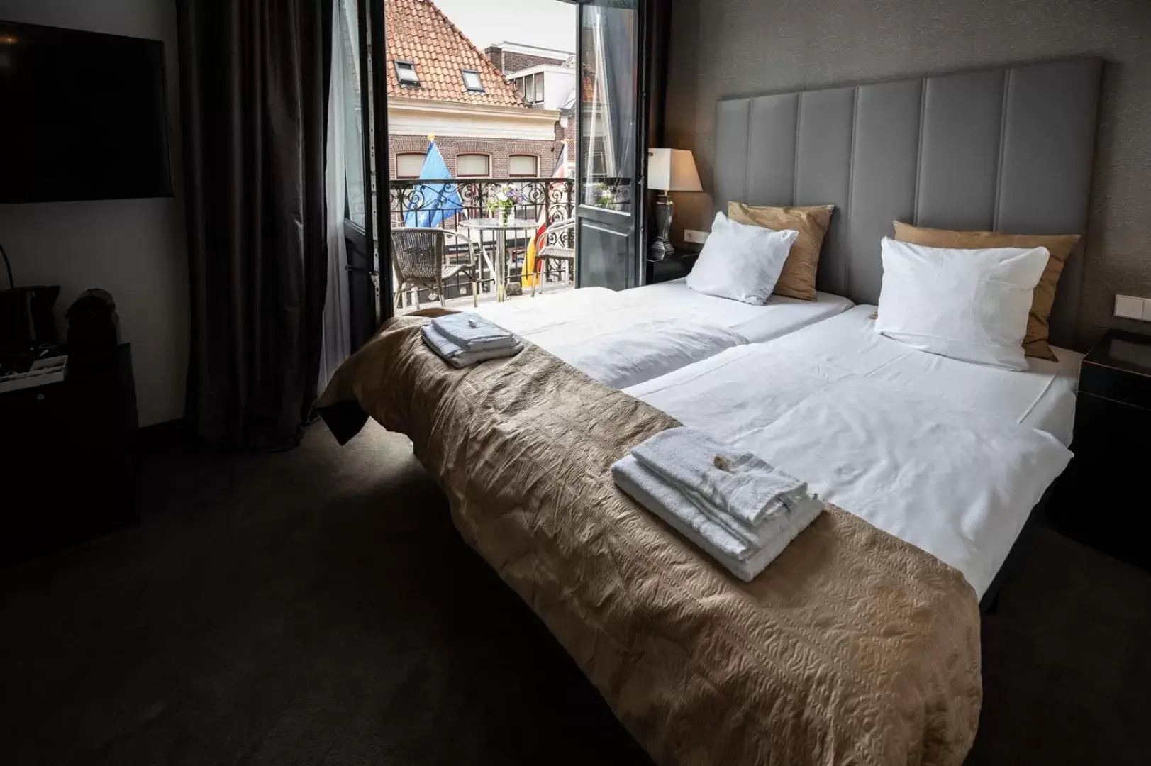 Property building, Bed in Grand Hotel Alkmaar