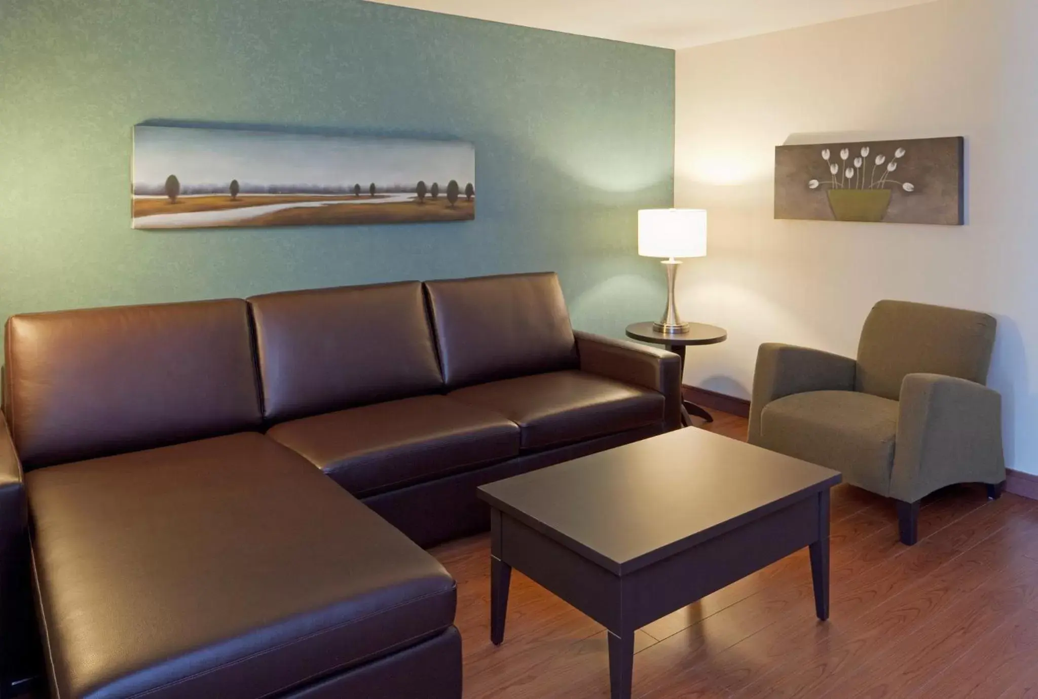 Photo of the whole room, Seating Area in Holiday Inn Express Hotel & Suites Saint - Hyacinthe, an IHG Hotel