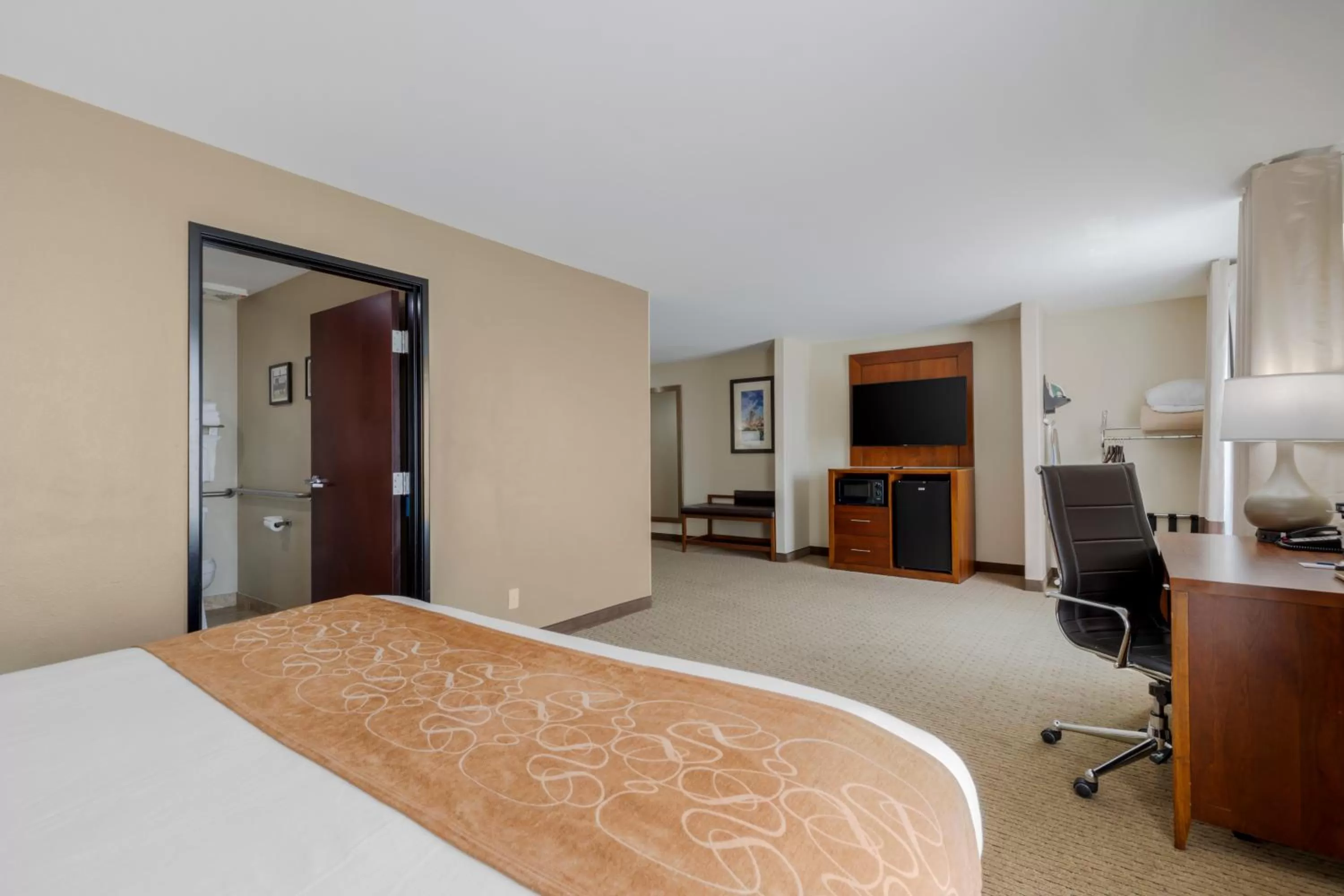 acessibility, Bed in Comfort Suites Pflugerville - Austin North