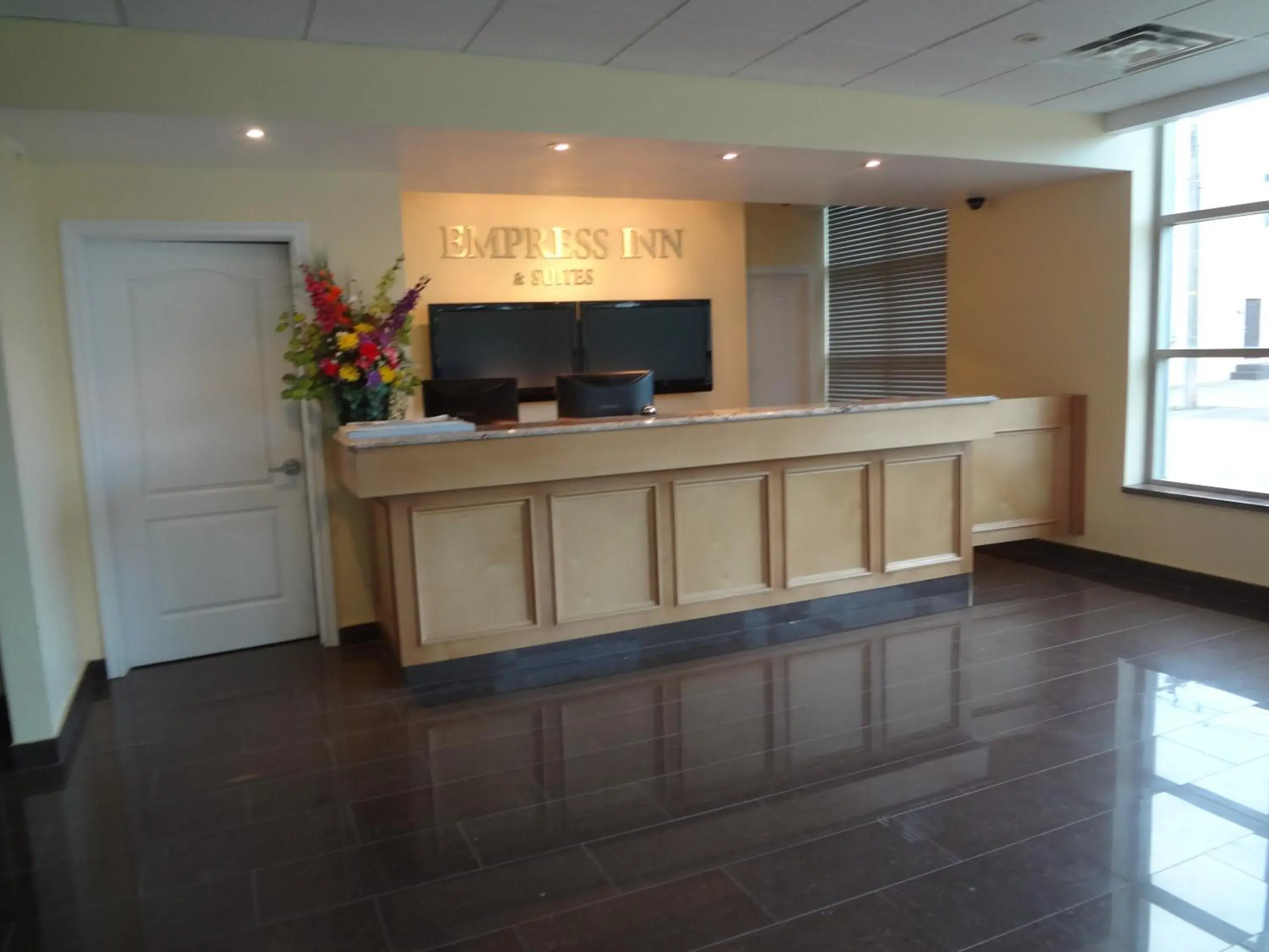 Lobby or reception, TV/Entertainment Center in Empress Inn and Suites by the Falls