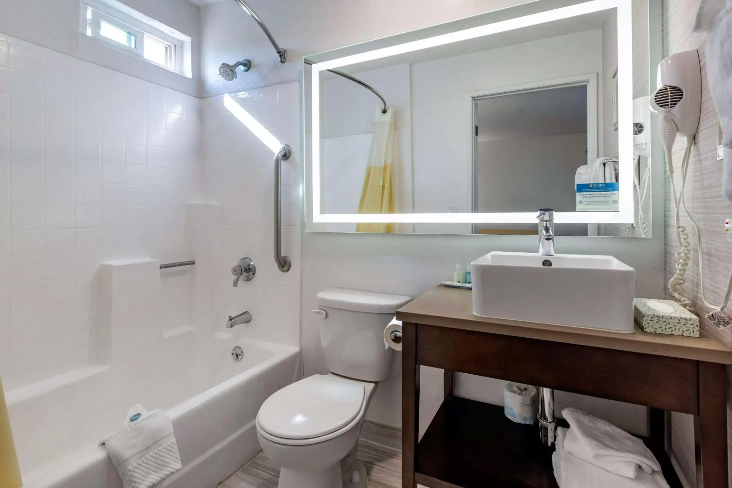 Bedroom, Bathroom in Quality Inn Burbank Airport