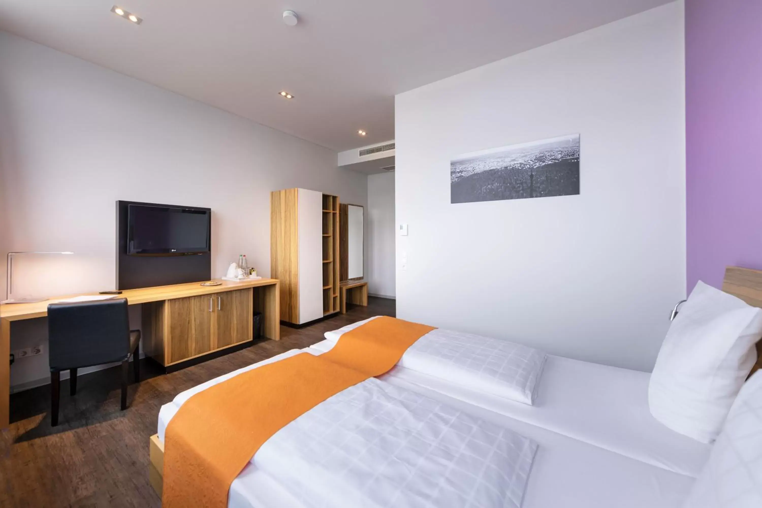 Photo of the whole room, Bed in AMH Airport-Messe-Hotel Stuttgart