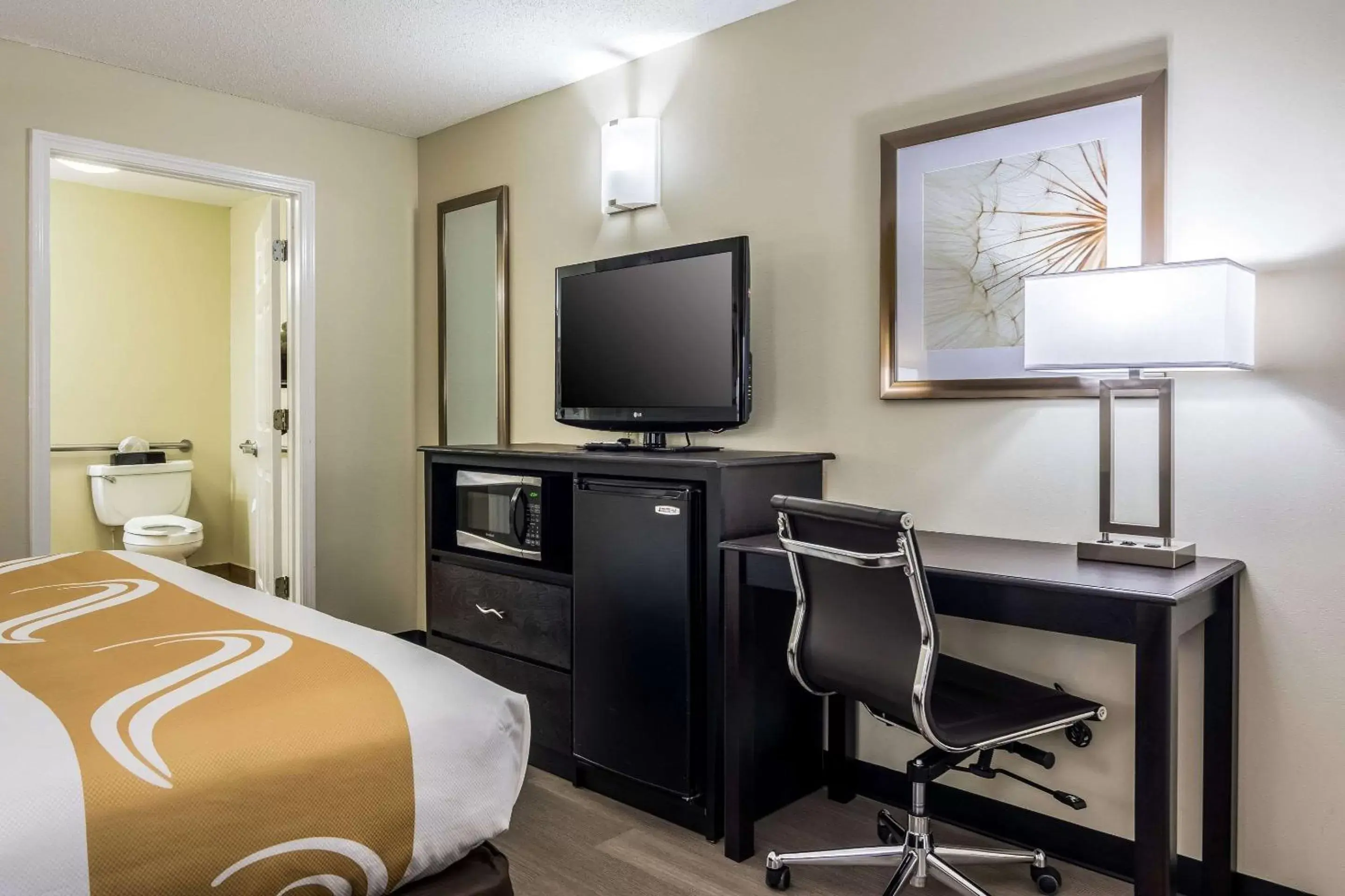 Photo of the whole room, TV/Entertainment Center in Quality Inn Auburn University Area