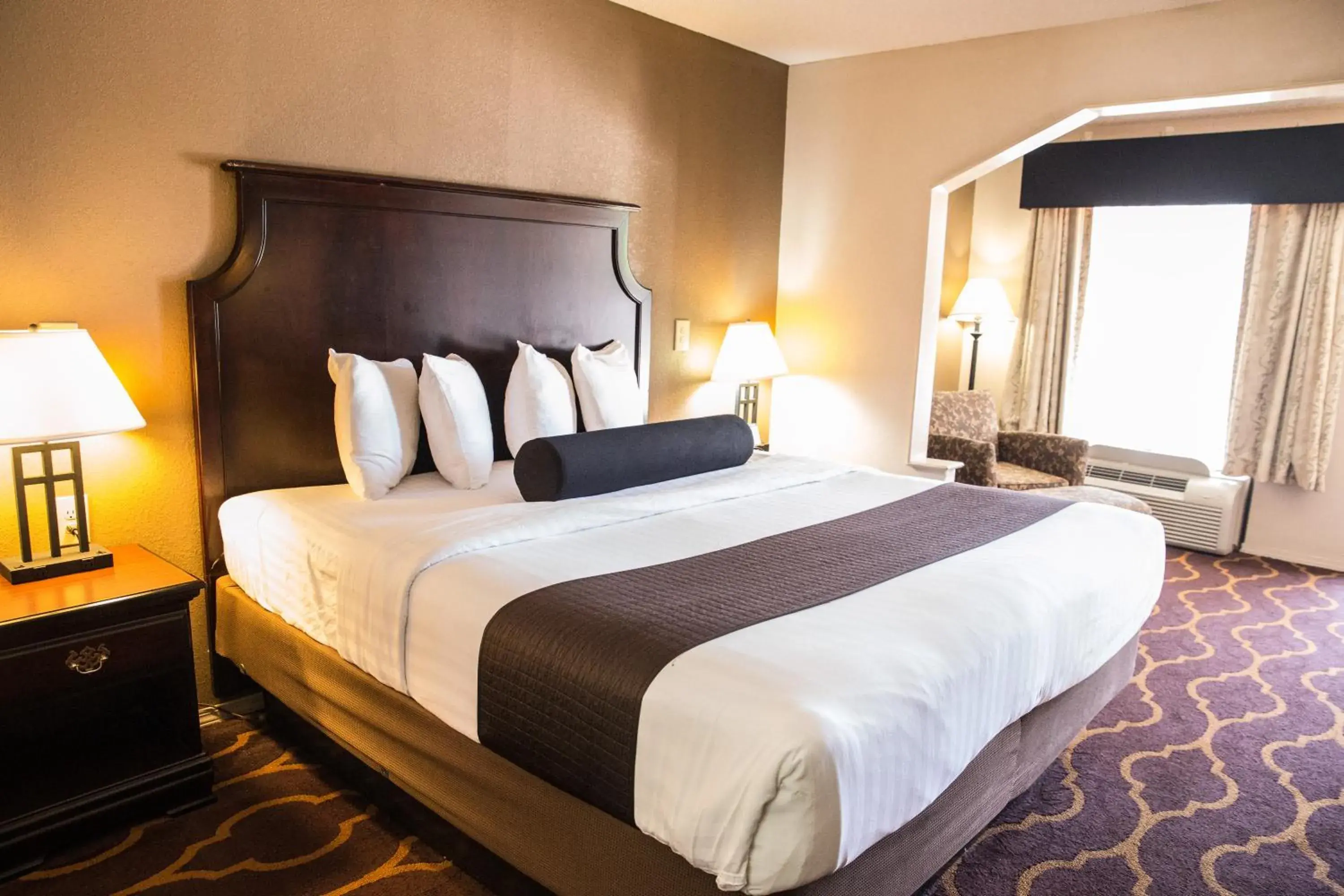 Bed in Mockingbird Inn & Suites Bed in Mockingbird Inn & Suites