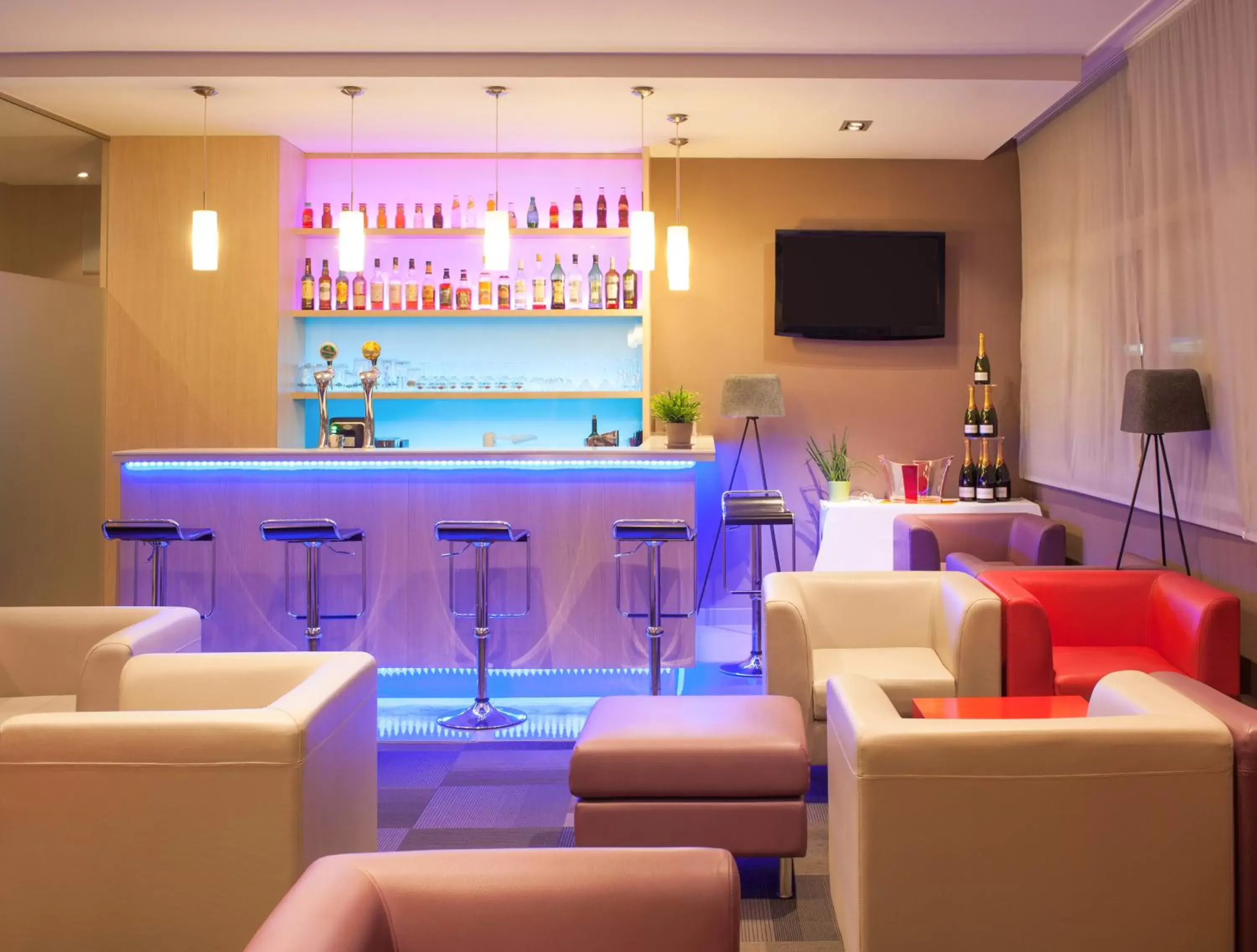 Lounge or bar, Lounge/Bar in Novotel Nantes Centre Bord de Loire