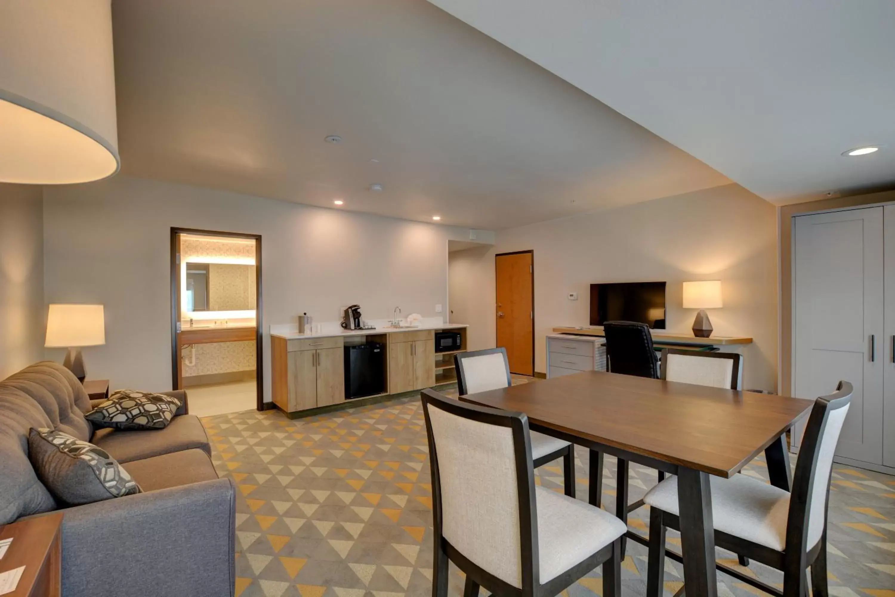 Photo of the whole room, Dining Area in Holiday Inn - Salem, an IHG Hotel