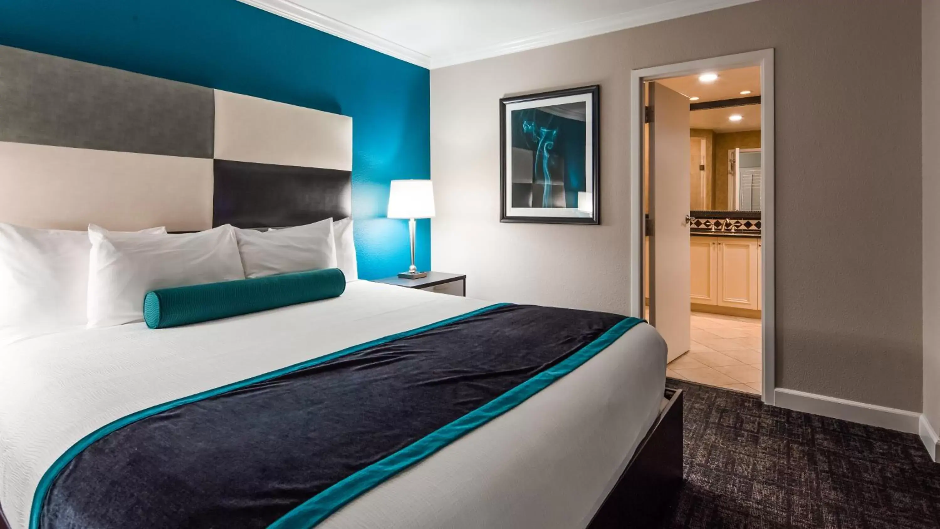 Bedroom, Bed in Best Western Plus Casino Royale - Center Strip