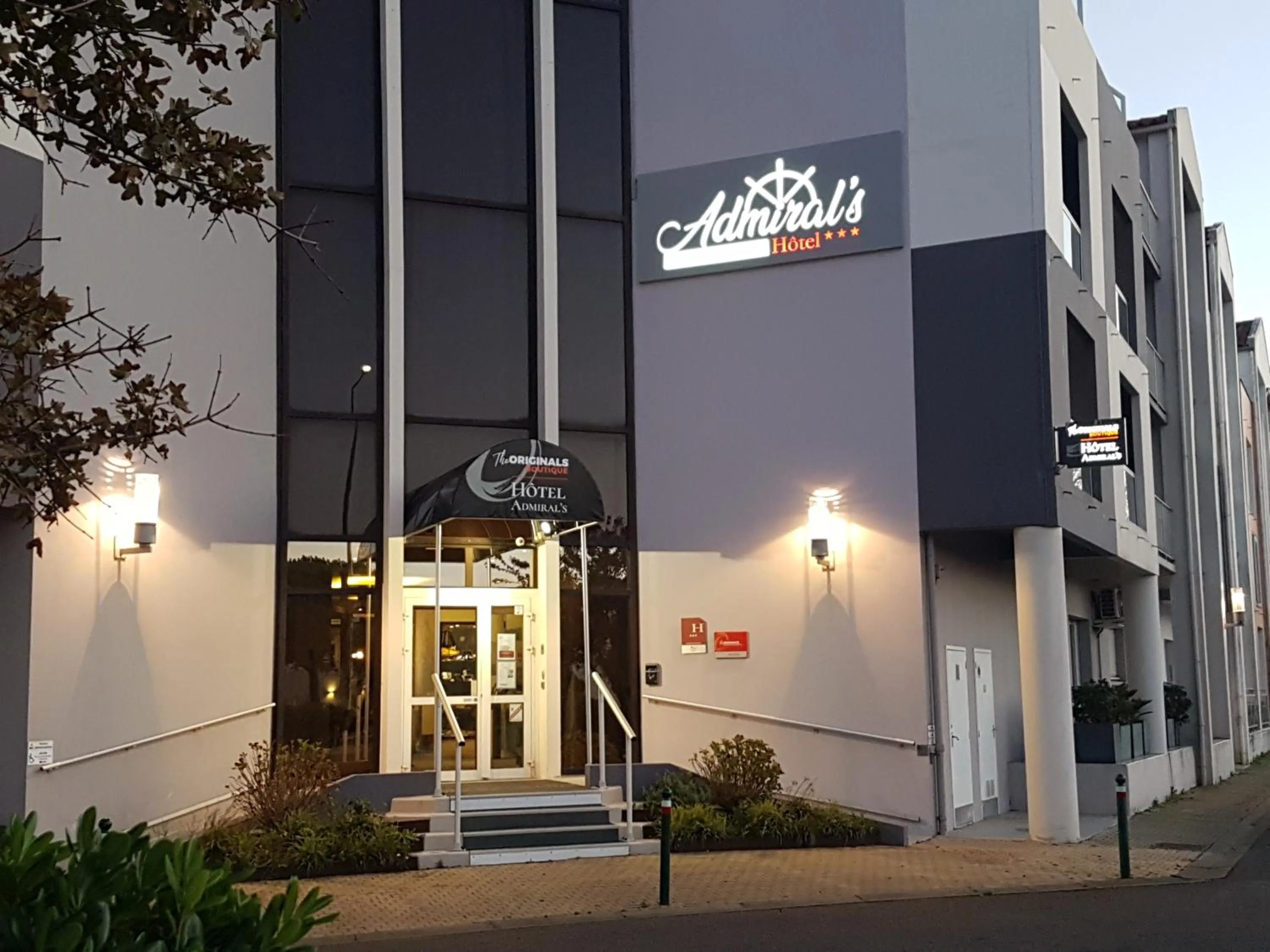 Facade/entrance in The Originals Boutique, Hôtel Admiral's, Les Sables-d'Olonne