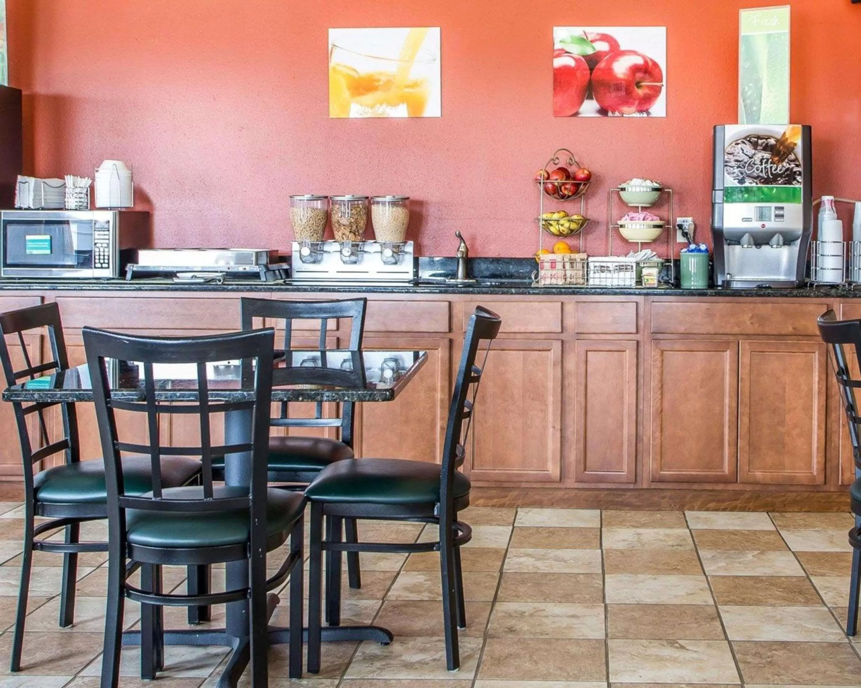 Restaurant/places to eat in Quality Inn Morton at I-74