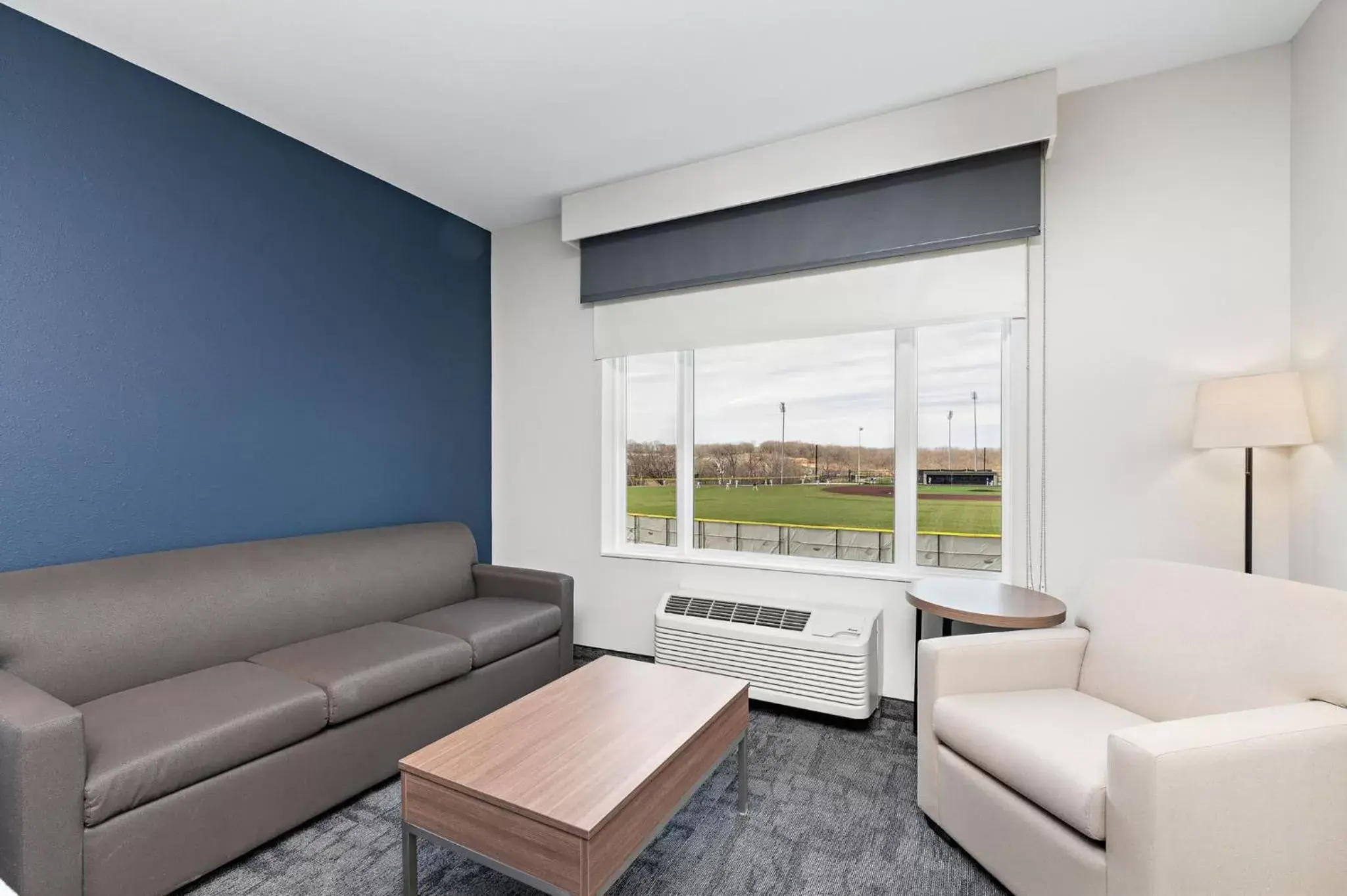 Photo of the whole room, Seating Area in Holiday Inn Express Kansas City North Parkville, an IHG Hotel