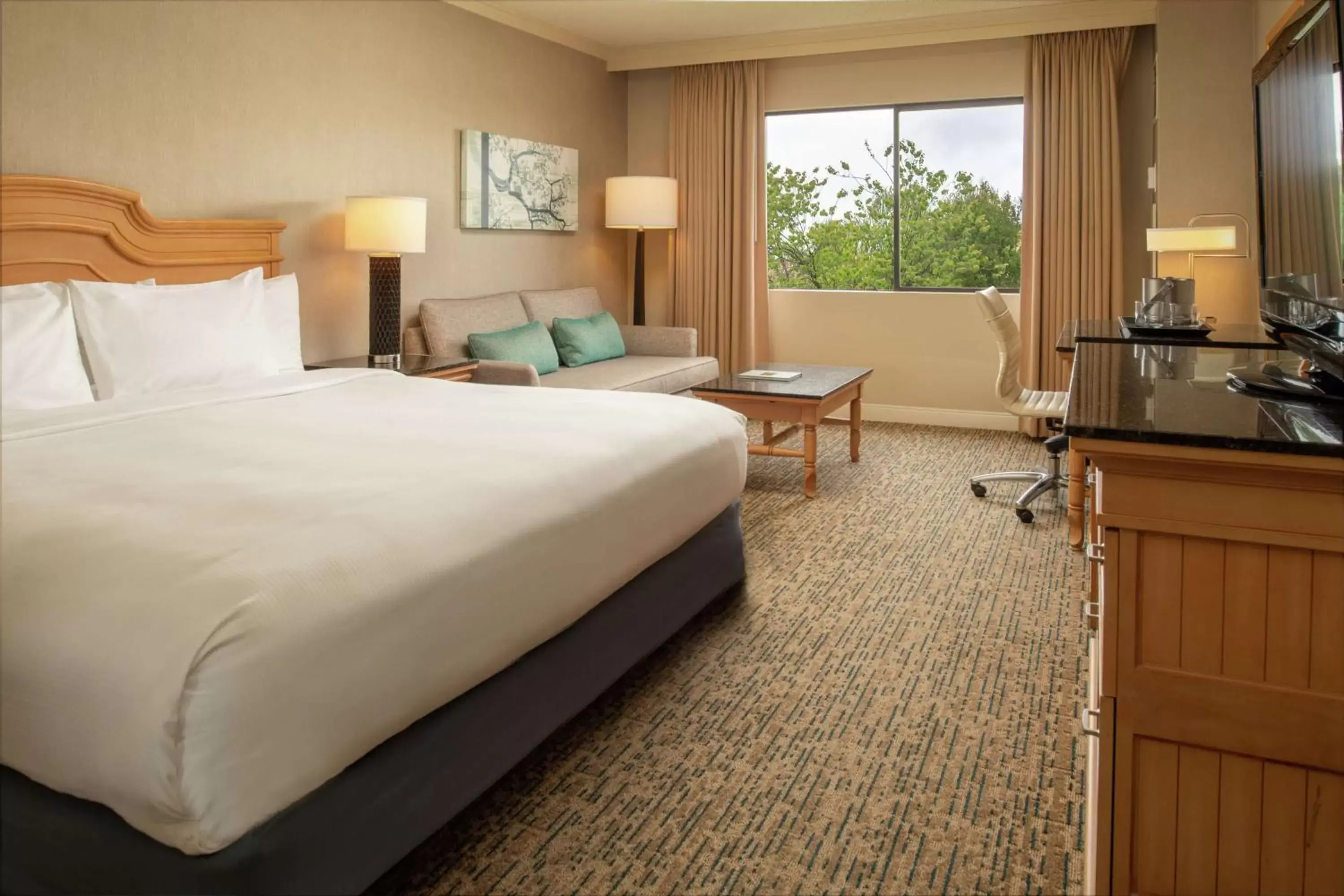 Bedroom, Bed in DoubleTree by Hilton Sonoma Wine Country