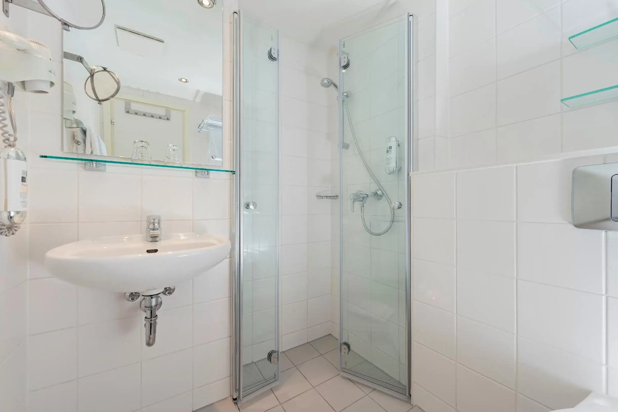 Shower, Bathroom in AHORN Waldhotel Altenberg