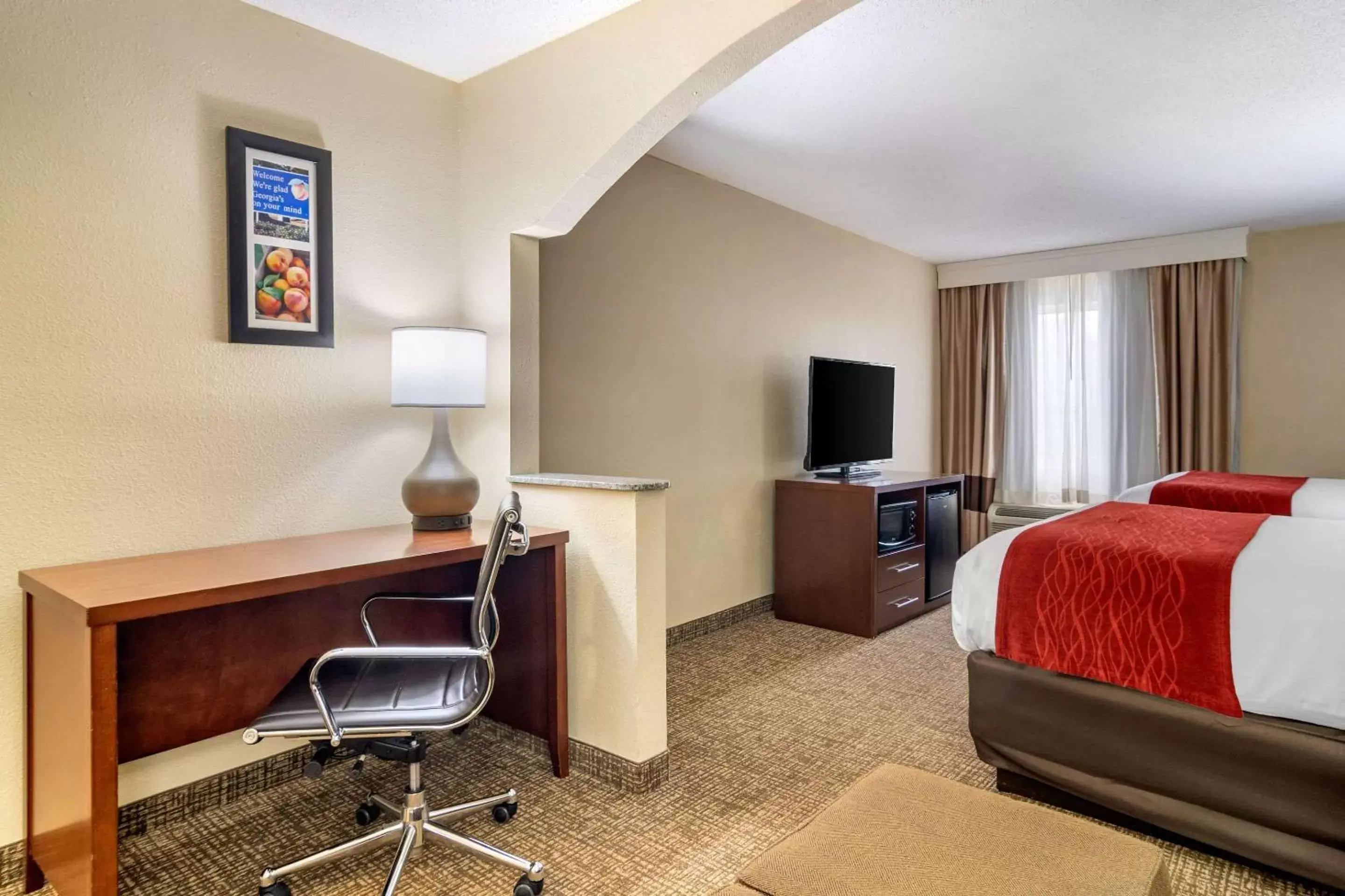 Bedroom, TV/Entertainment Center in Comfort Inn & Suites Macon North I-75