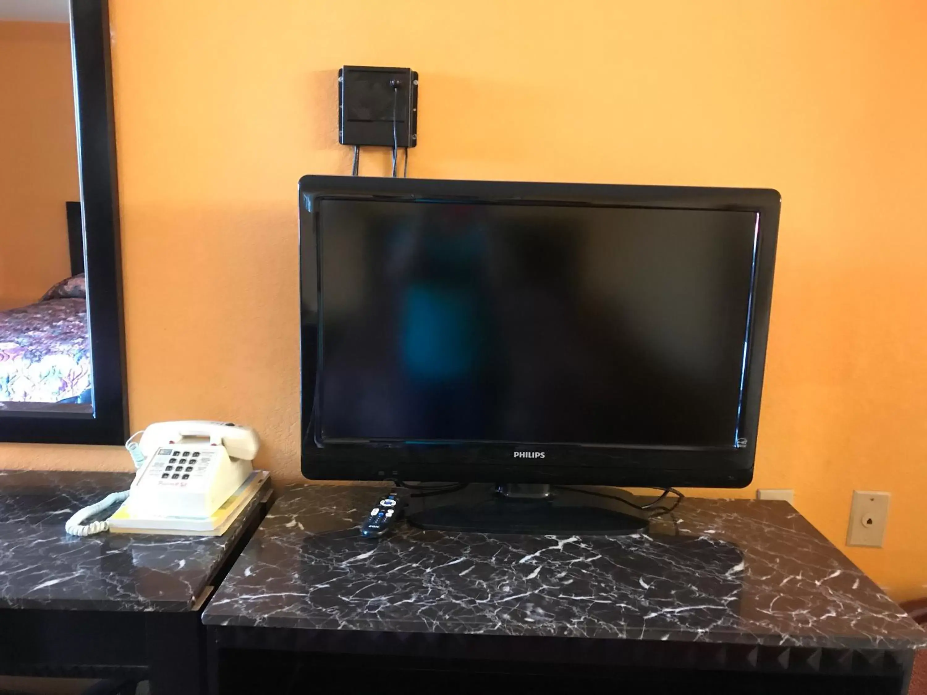 TV/Entertainment Center in Pratt Budget Inn