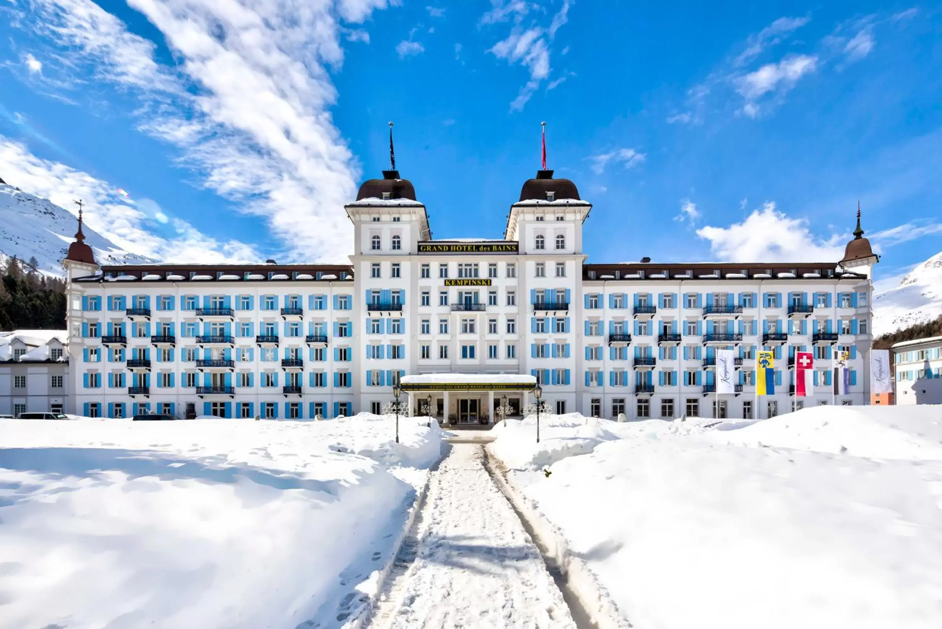 Facade/entrance, Winter in Grand Hotel des Bains Kempinski