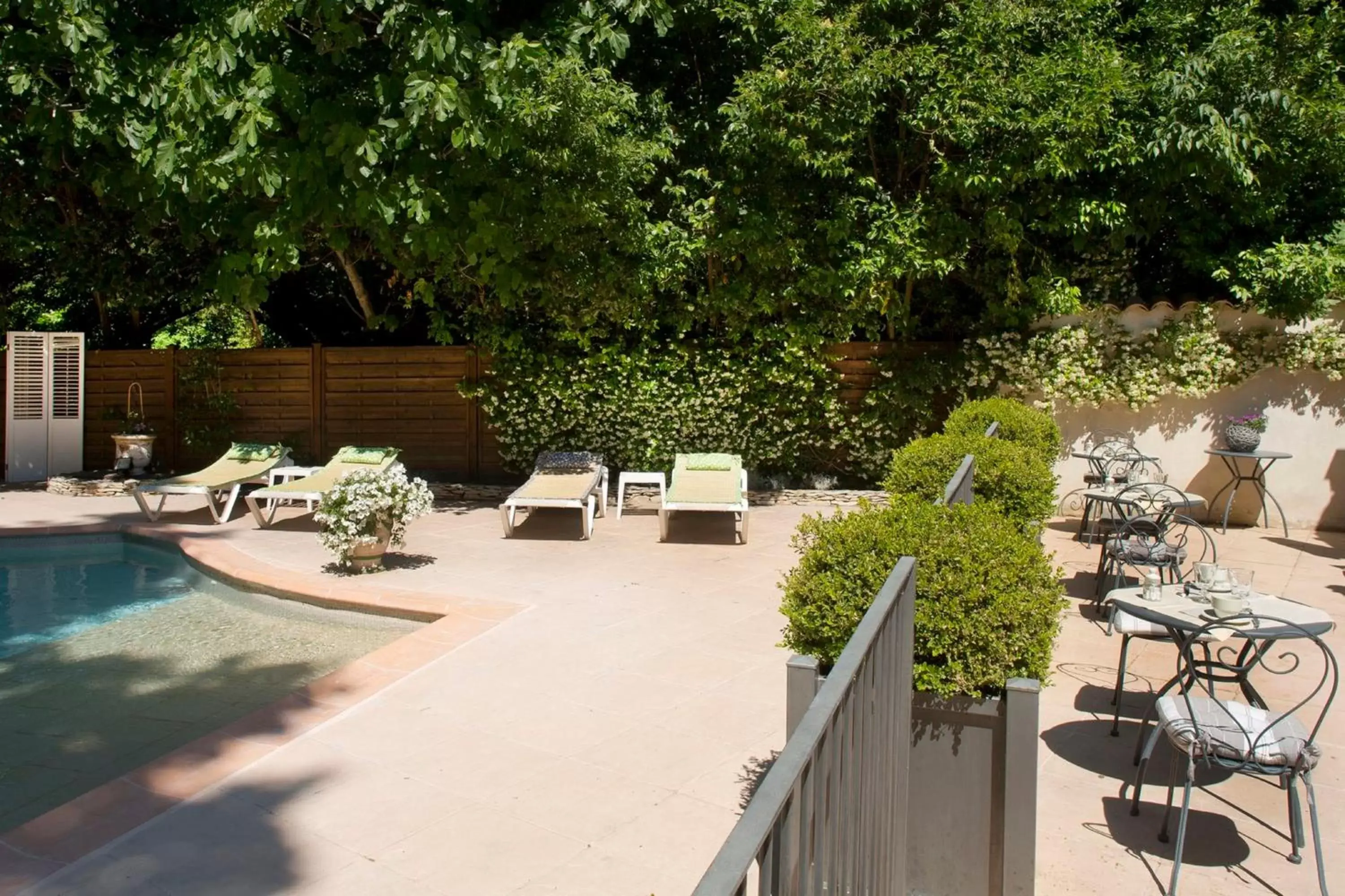 Patio in Hôtel Le Pré Galoffre