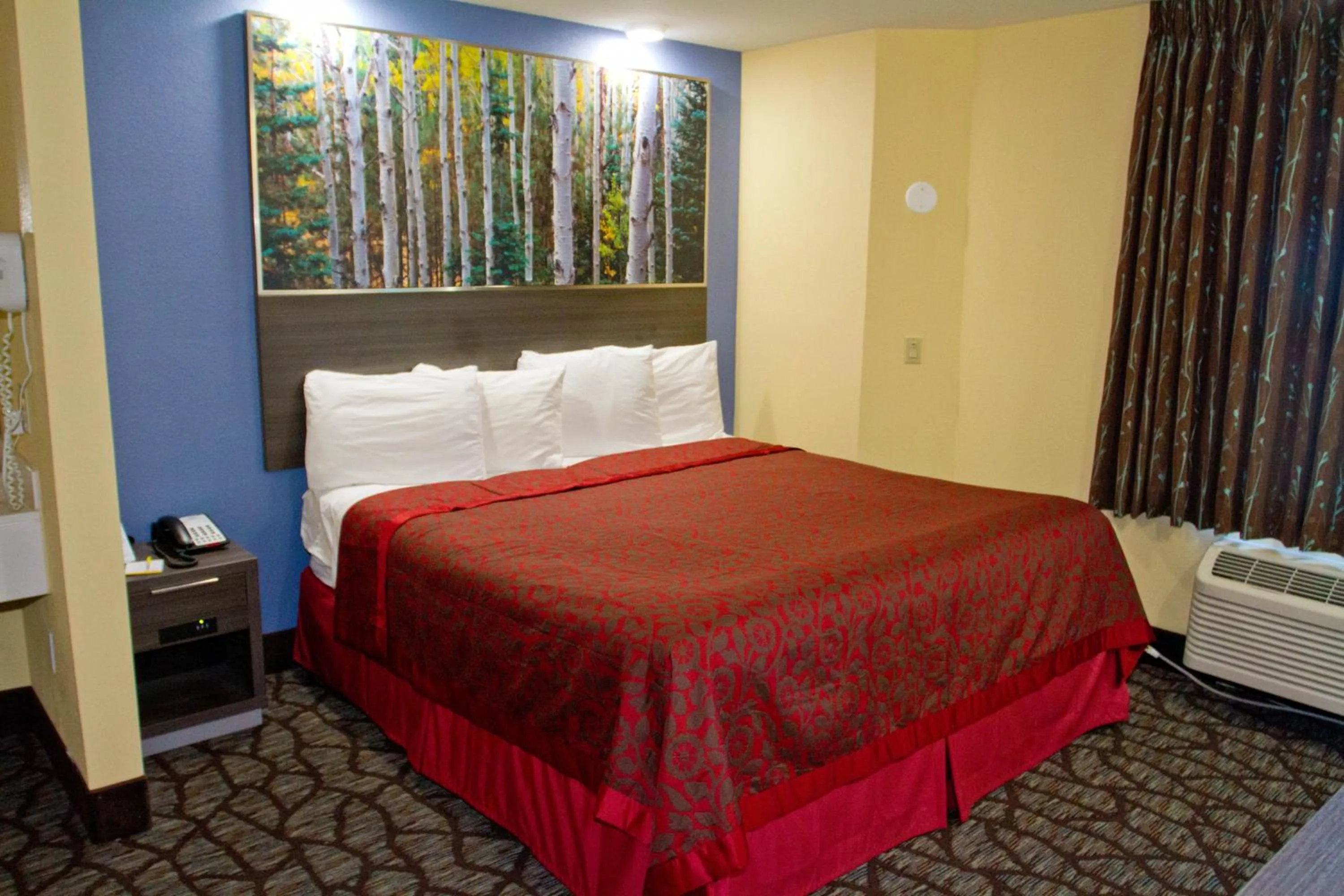 Photo of the whole room, Bed in Days Inn by Wyndham Blue Springs