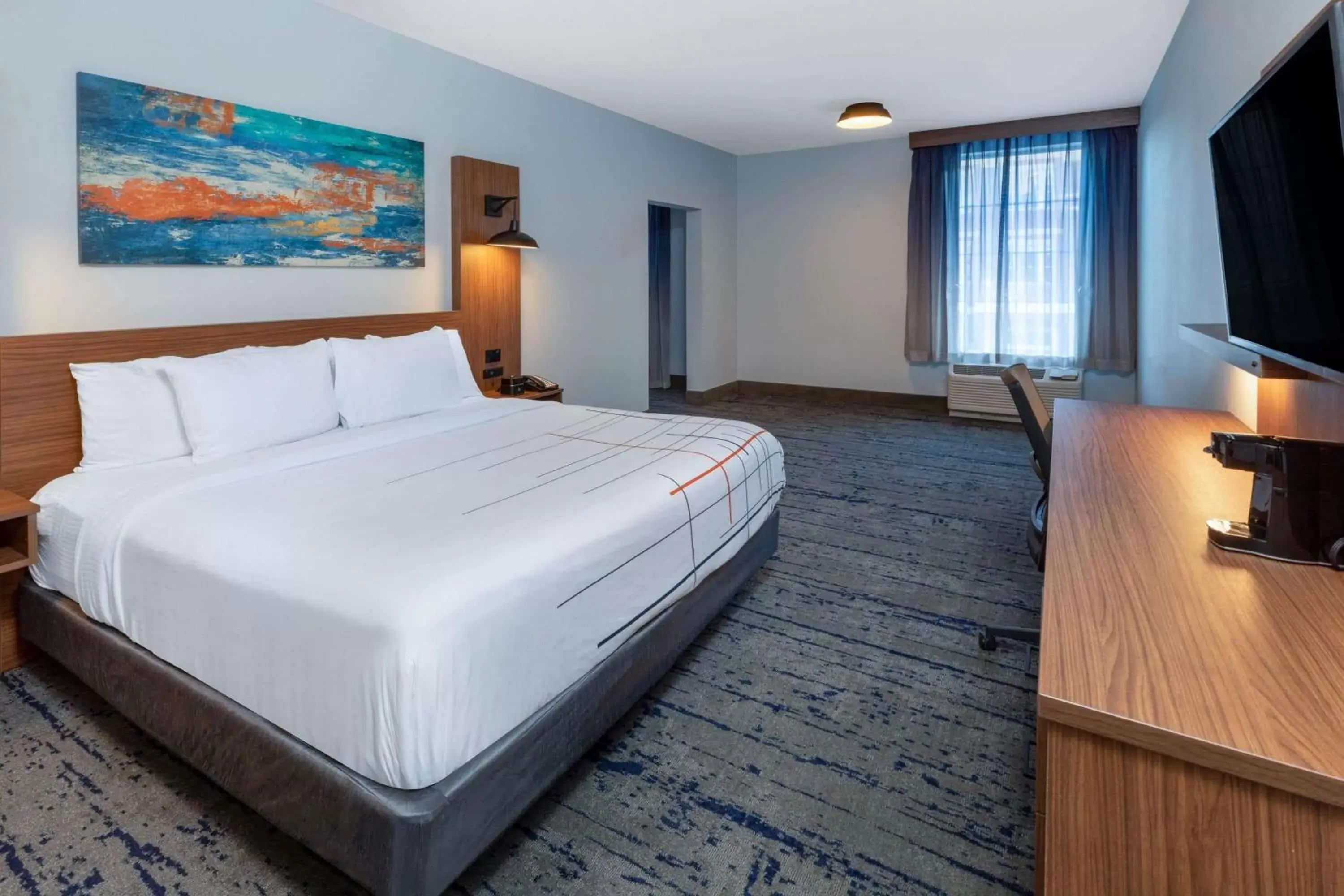 Photo of the whole room, Bed in La Quinta Inn & Suites by Wyndham Frisco