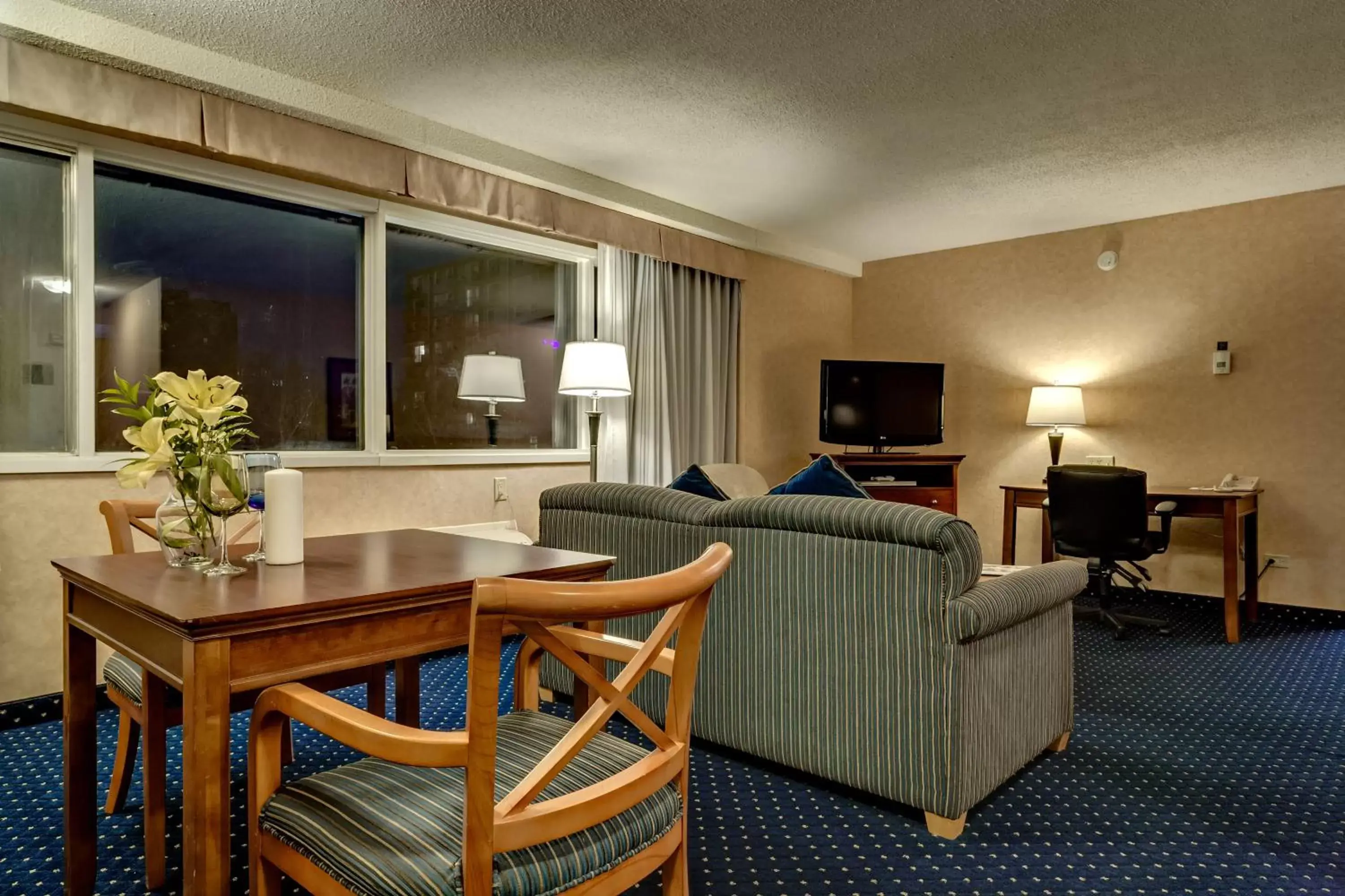 Living room, Seating Area in Best Western Plus Suites Downtown Calgary